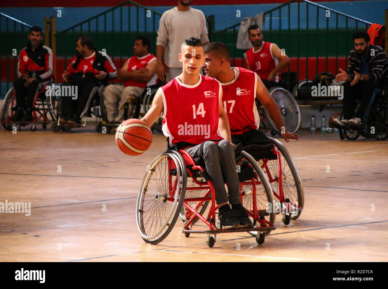 Al Hilal Sports Club giocatore visto in azione durante le finali della carrozzina campionato di basket a Saad Sayel Hall di Gaza City. Foto Stock