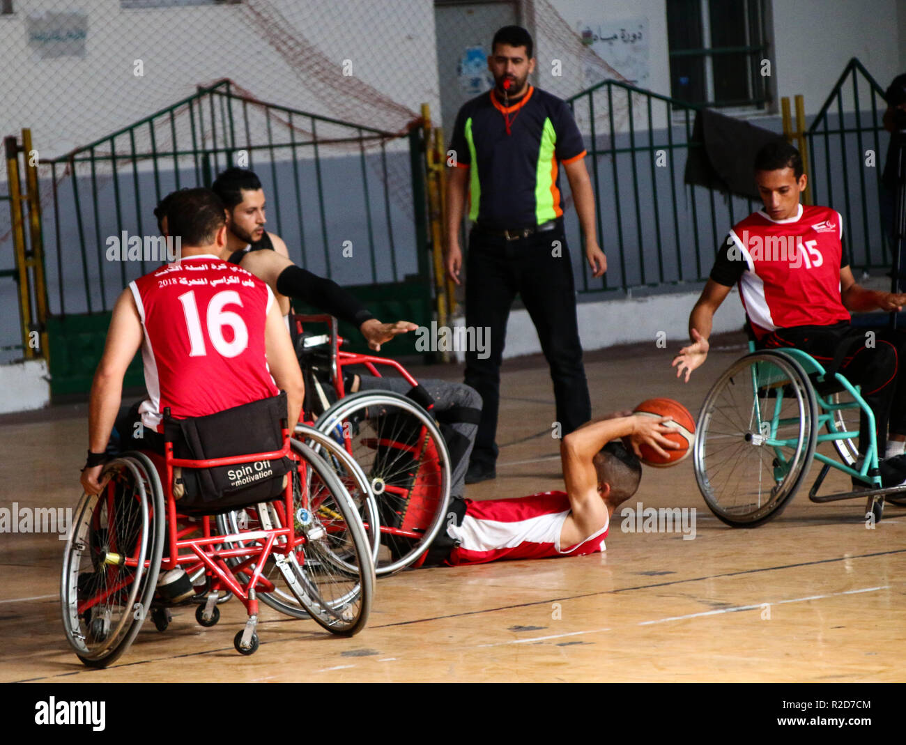 Al Hilal giocatore visto in azione durante le finali della carrozzina campionato di basket a Saad Sayel Hall di Gaza City. Foto Stock