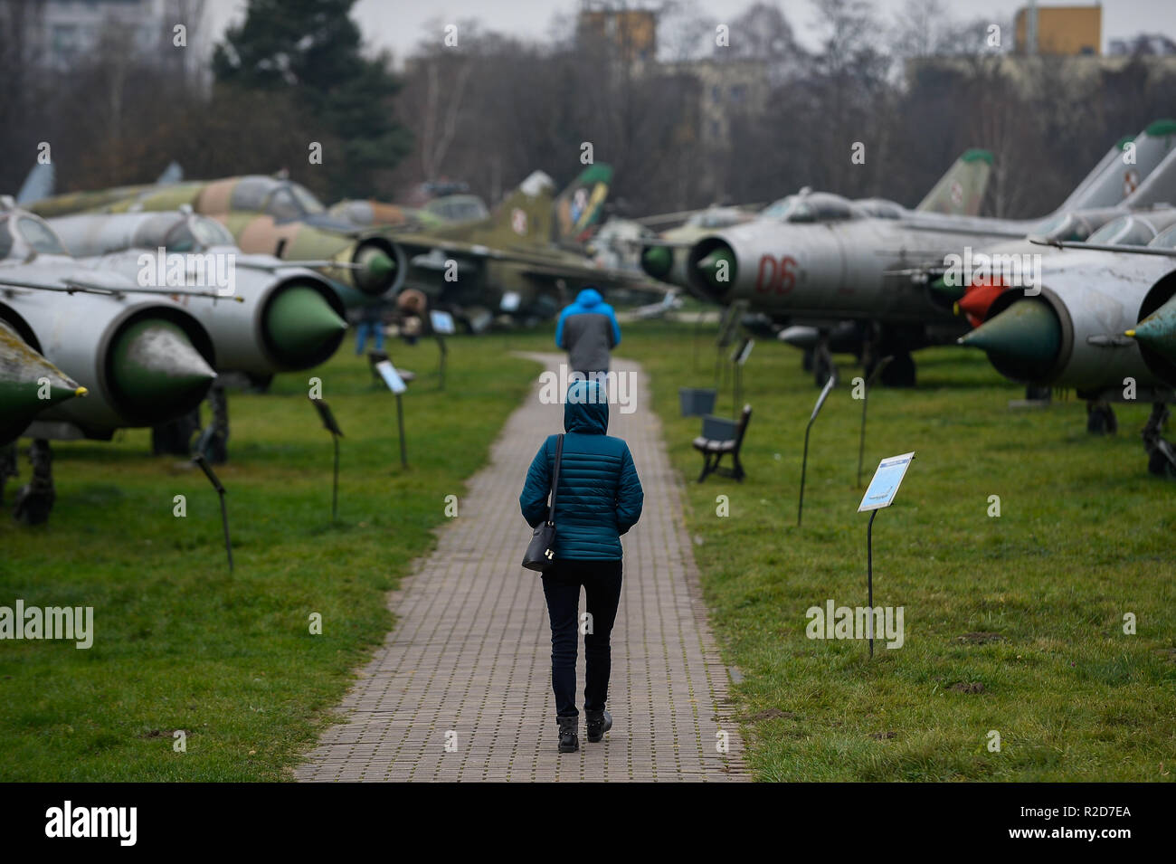 Un visitatore vede passeggiando tra i velivoli di guerra durante il museo aperto giorno di Cracovia. Il Polacco Aviation Museum è un grande museo di vecchi aeromobili e motori per aeromobili. Si trova presso l'ex funzionale Rakowice Cracovia aeroporto Czyzyny. L'aeroporto è stato stabilito dagli Austriaci Impero ungherese nel 1912 ed è considerato uno dei più antichi al mondo. Foto Stock