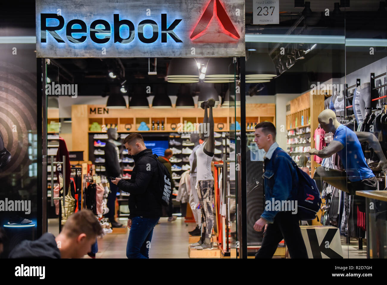 Si vedono persone accanto al negozio di Reebok Foto stock - Alamy