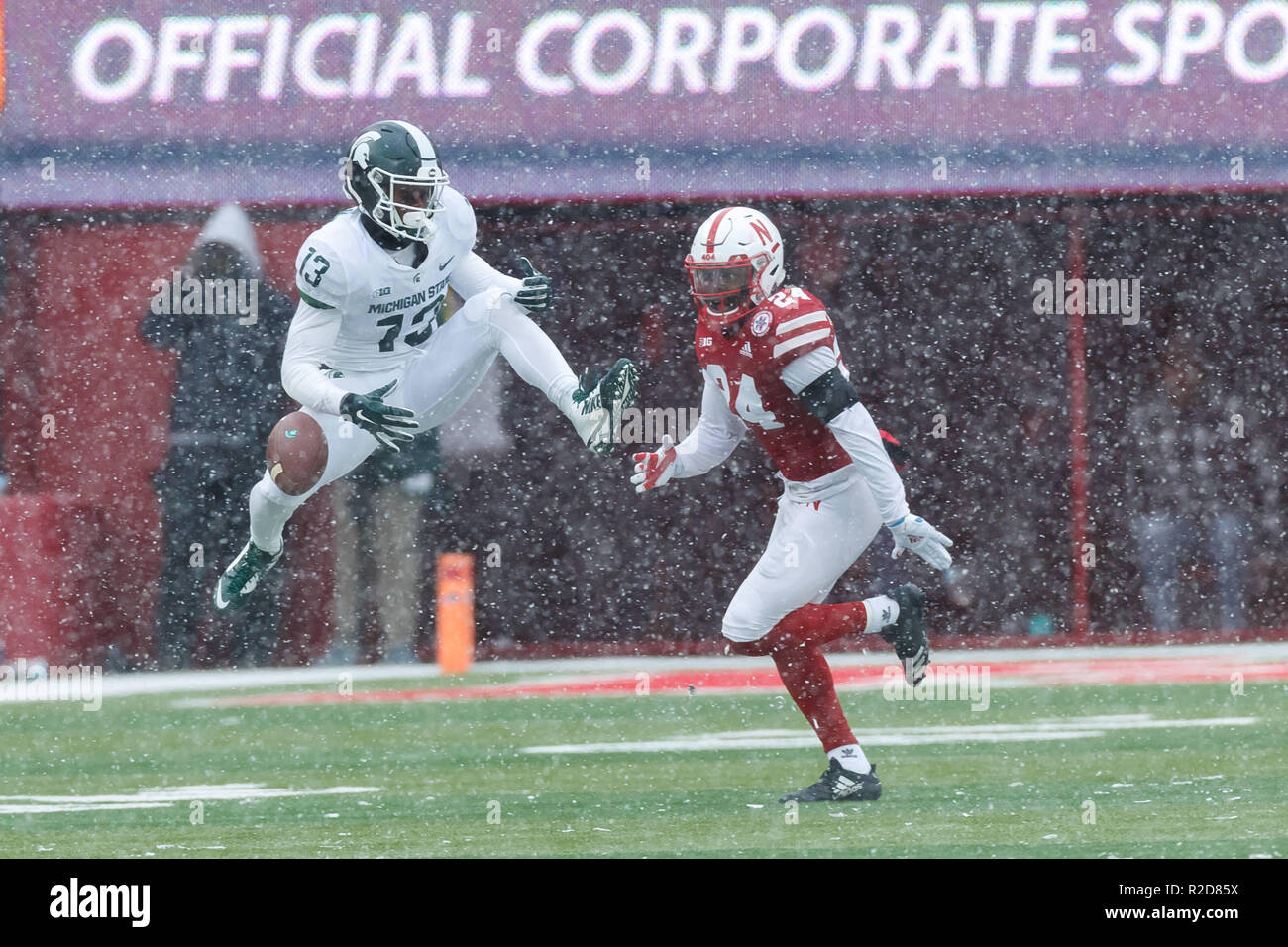 Lincoln, NE. Stati Uniti 17 Nov, 2018. Michigan State Spartans wide receiver Laress Nelson #13 manca un passaggio nel quarto trimestre come Nebraska Cornhuskers defensive back Aaron Williams #24 difende in azione durante una divisione NCAA 1 partita di calcio tra Michigan State Spartans e il Nebraska Cornhuskers presso il Memorial Stadium di Lincoln, NE. Frequenza: 88,793.Nebraska ha vinto 9-6.Michael Spomer/Cal Sport Media/Alamy Live News Foto Stock