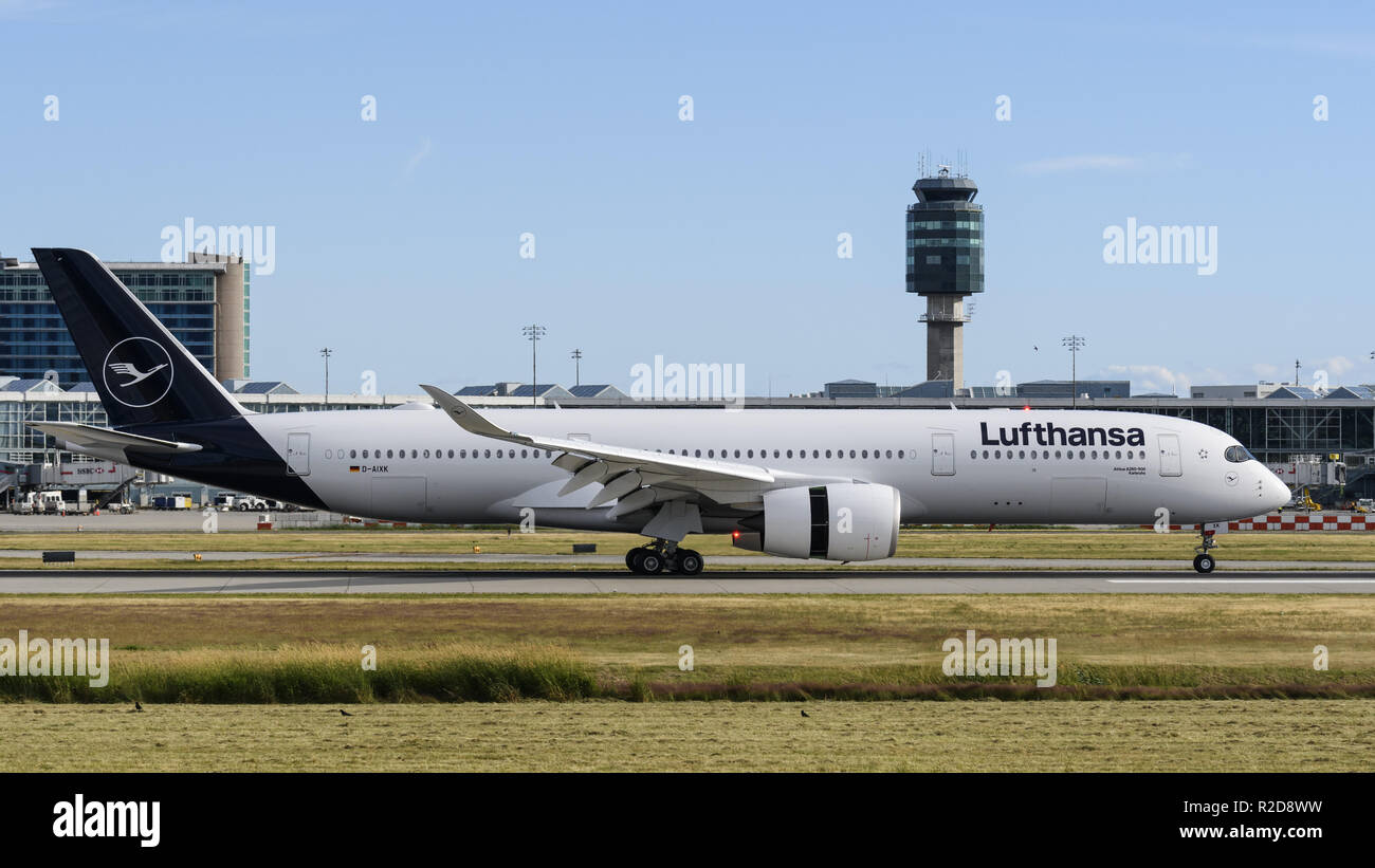 Richmond, British Columbia, Canada. 2 Luglio, 2018. Un Lufthansa Airbus A350-900 (D-AIXK) extra wide body (XVB) aereo jet atterra all'Aeroporto Internazionale di Vancouver. Credito: Bayne Stanley/ZUMA filo/Alamy Live News Foto Stock