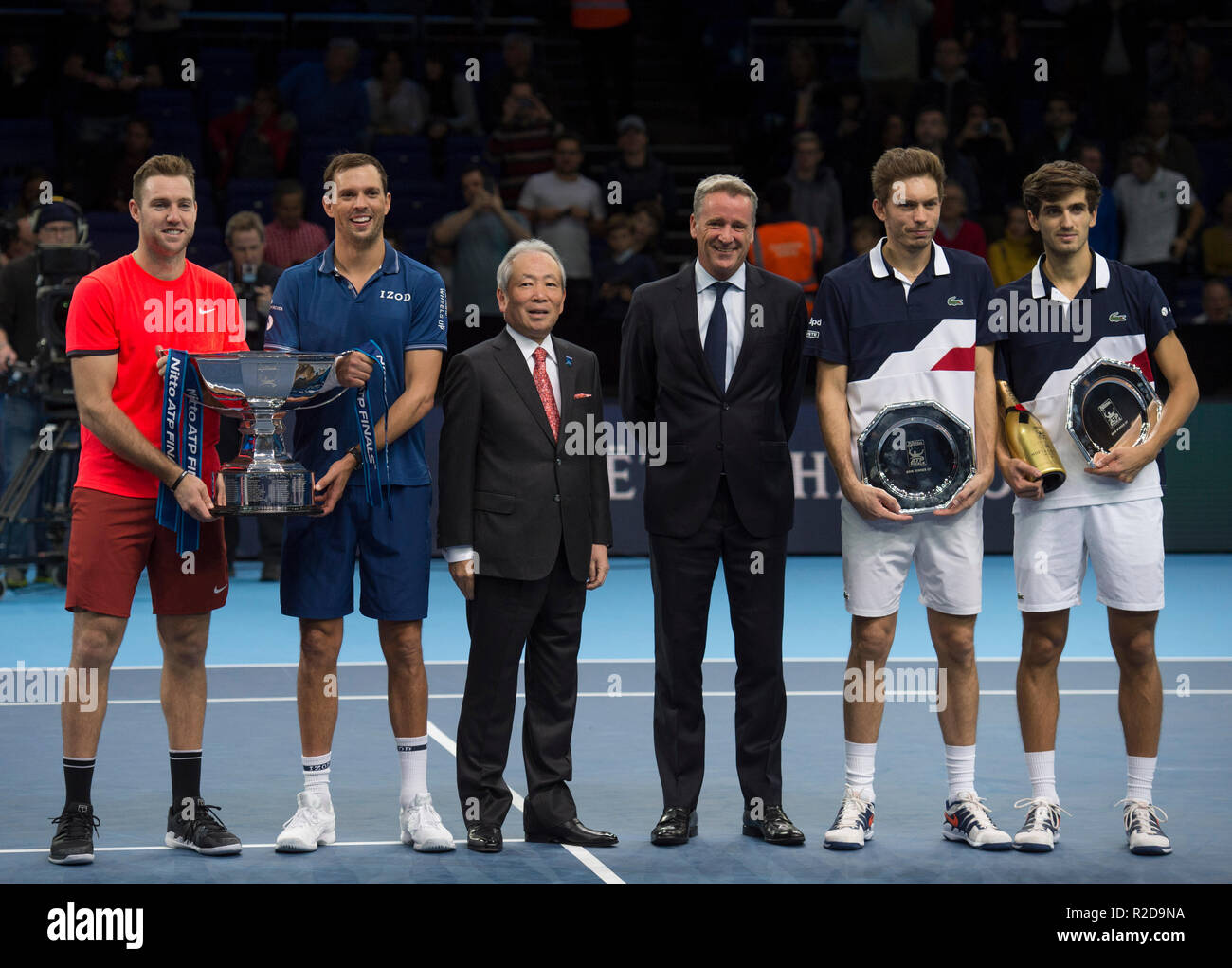 O2, Londra, Regno Unito. 18 Novembre, 2018. Mens partita finale. Pierre-Hugues Herbert e Nicolas MAHUT (FRA) vs Mike Bryan e Jack calzino (USA). Bryan e calza vincere 5-7 6-1 (13-11). Immagine: Jack i vincitori del calzino, Mike Bryan, Hideo Takasaki, Presidente CEO & COO Nitto, Chris Kermode, presidente esecutivo e presidente di ATP, corridori Nicolas MAHUT, Pierre-Hugues Herbert. Credito: Malcolm Park/Alamy Live News. Foto Stock