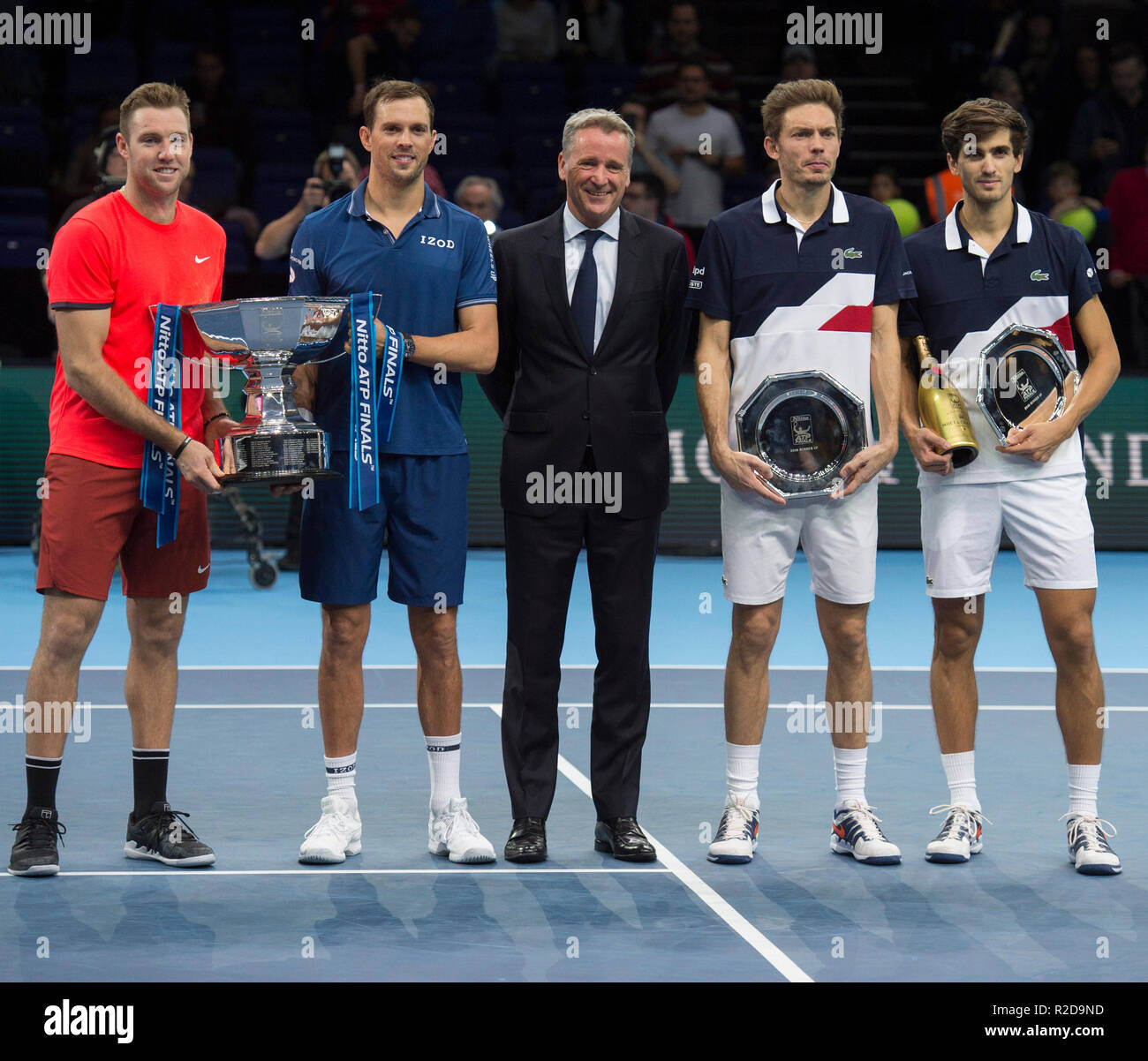 O2, Londra, Regno Unito. 18 Novembre, 2018. Mens partita finale. Pierre-Hugues Herbert e Nicolas MAHUT (FRA) vs Mike Bryan e Jack calzino (USA). Bryan e calza vincere 5-7 6-1 (13-11). Immagine: Jack i vincitori del calzino, Mike Bryan, Chris Kermode, presidente esecutivo e presidente di ATP, corridori Nicolas MAHUT, Pierre-Hugues Herbert. Credito: Malcolm Park/Alamy Live News. Foto Stock