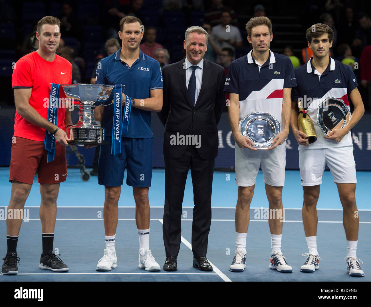O2, Londra, Regno Unito. 18 Novembre, 2018. Mens partita finale. Pierre-Hugues Herbert e Nicolas MAHUT (FRA) vs Mike Bryan e Jack calzino (USA). Bryan e calza vincere 5-7 6-1 (13-11). Immagine: Jack i vincitori del calzino, Mike Bryan, Chris Kermode, presidente esecutivo e presidente di ATP, corridori Nicolas MAHUT, Pierre-Hugues Herbert. Credito: Malcolm Park/Alamy Live News. Foto Stock