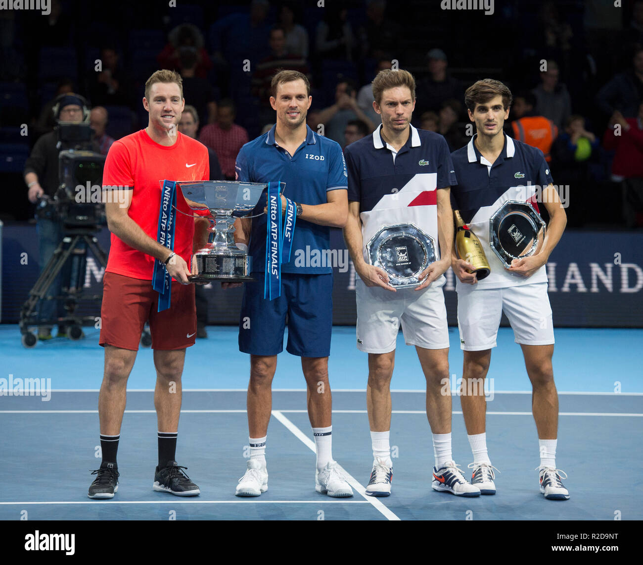 O2, Londra, Regno Unito. 18 Novembre, 2018. Mens partita finale. Pierre-Hugues Herbert e Nicolas MAHUT (FRA) vs Mike Bryan e Jack calzino (USA). Bryan e calza vincere 5-7 6-1 (13-11). Immagine: Jack i vincitori del calzino, Mike Bryan, corridori Nicolas MAHUT, Pierre-Hugues Herbert. Credito: Malcolm Park/Alamy Live News. Foto Stock