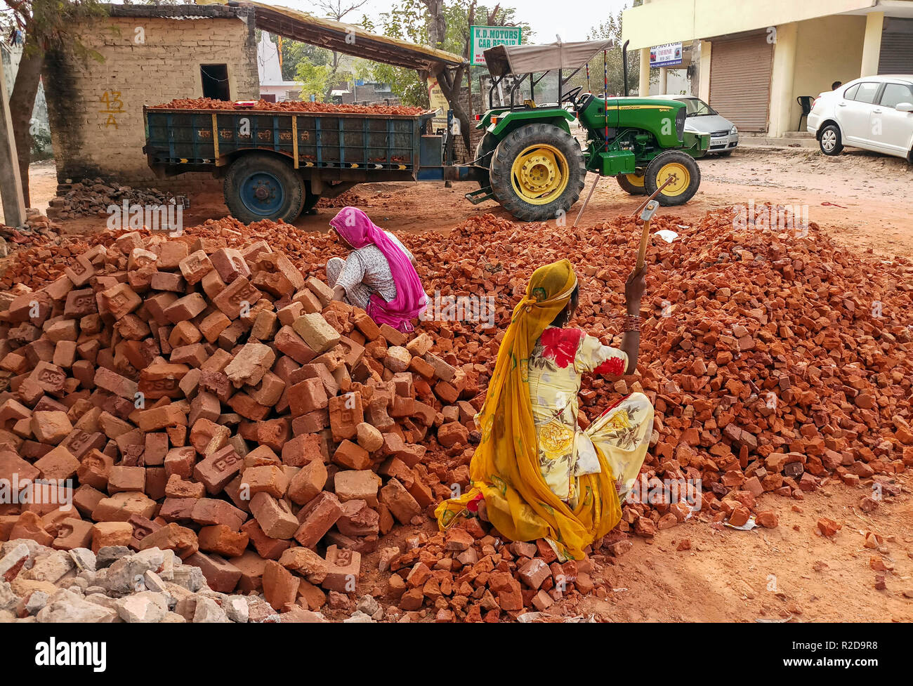 Donne operai visti lavorare in un cantiere in Mohali, India. Mohali è una città in Sahibzada Ajit Singh Nagar distretto nel Punjab, India, che è un hub commerciale situata a sud-ovest per il territorio dell' Unione di Chandigarh. Mohali è emersa come una delle più importanti città nel Punjab e il resto dell'India del nord; è in via di rapido sviluppo come un mozzo di stato. Foto Stock