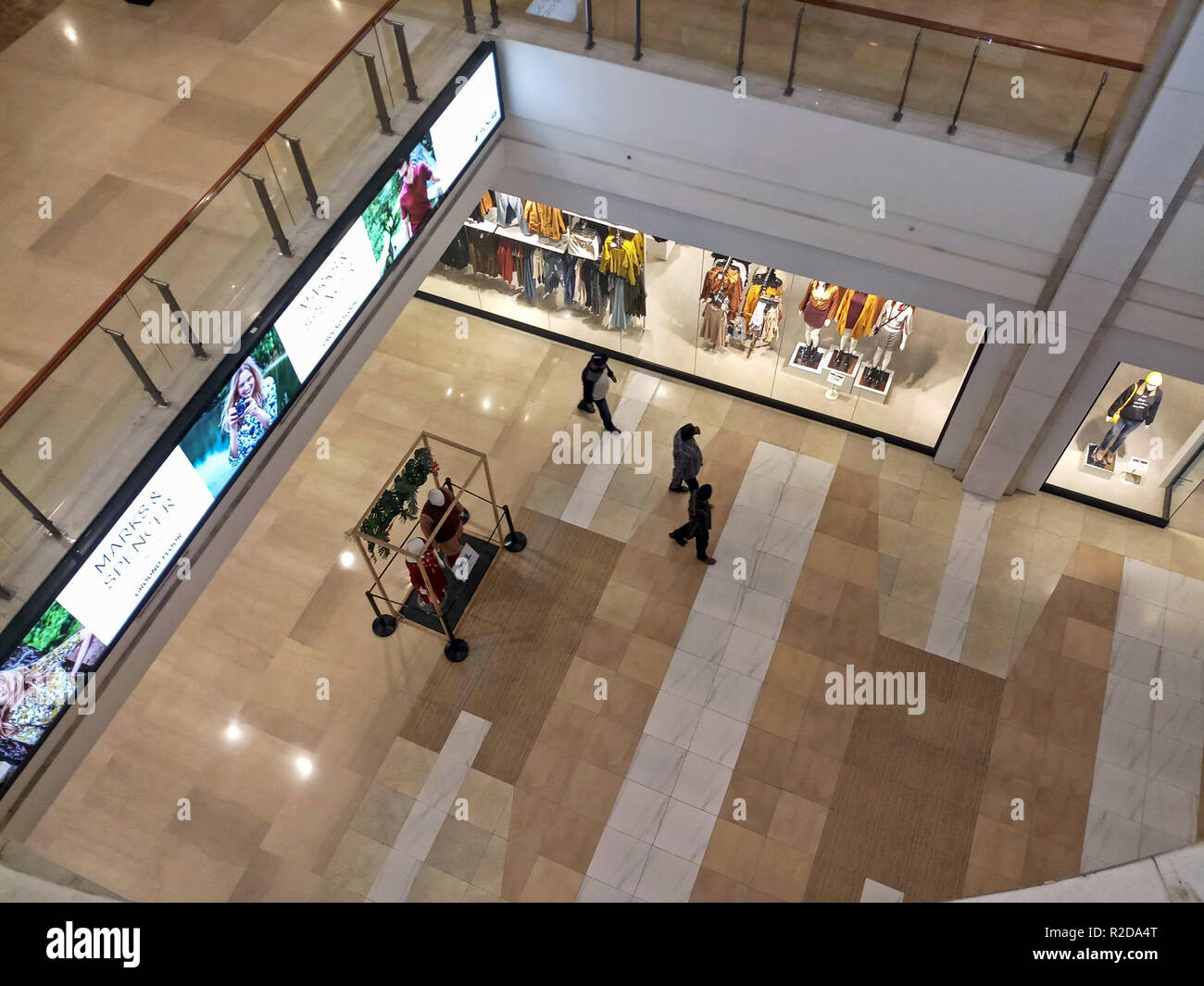 Mohali, Punjab (India). Xix Nov, 2018. La gente si vede camminare in un centro commerciale per lo shopping in Mohali, India. Mohali è una città in Sahibzada Ajit Singh Nagar distretto nel Punjab, India, che è un hub commerciale situata a sud-ovest per il territorio dell' Unione di Chandigarh. Mohali è emersa come una delle più importanti città nel Punjab e il resto dell'India del nord; è in via di rapido sviluppo come un mozzo di stato. Credito: Saqib Majeed SOPA/images/ZUMA filo/Alamy Live News Foto Stock