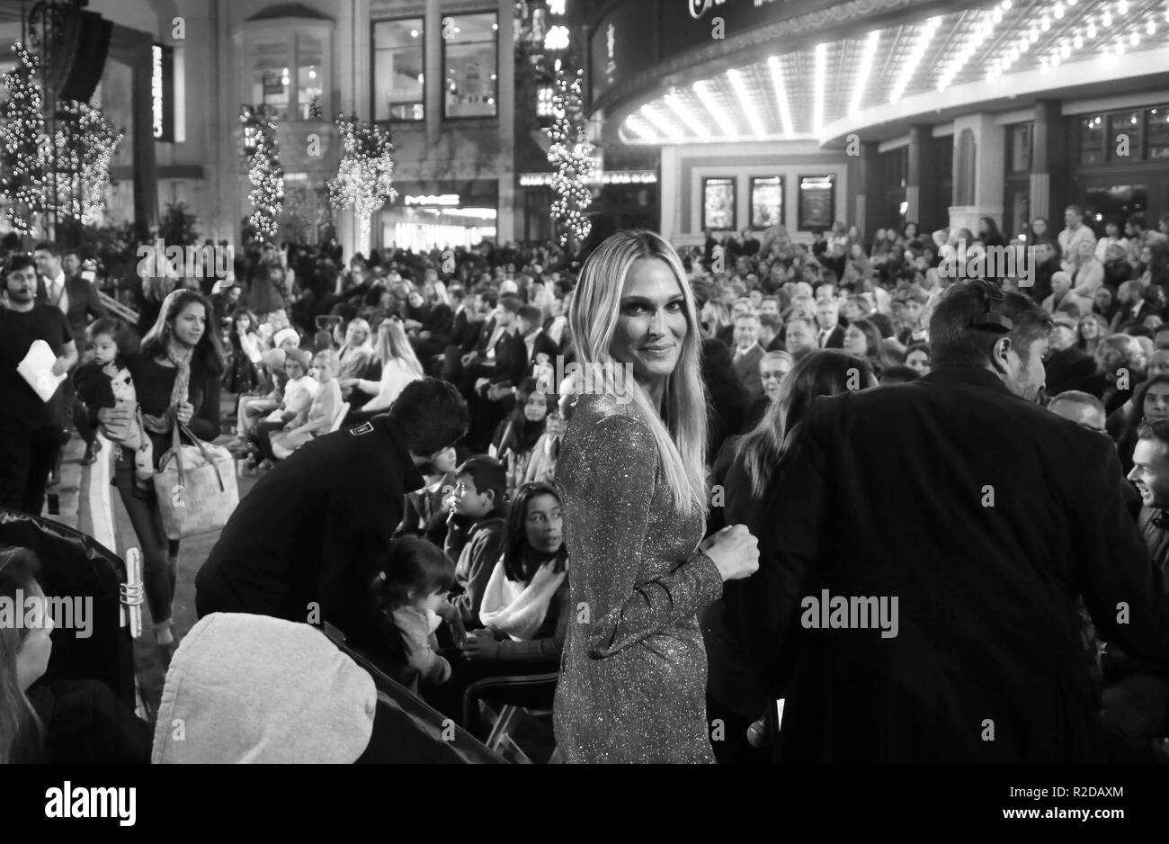 LOS ANGELES, CA - novembre 18: Molly Sims, al Grove albero di Natale Illuminazione Show di Los Angeles a Grove, la California il 18 novembre 2018. Credito: Faye Sadou/MediaPunch Foto Stock