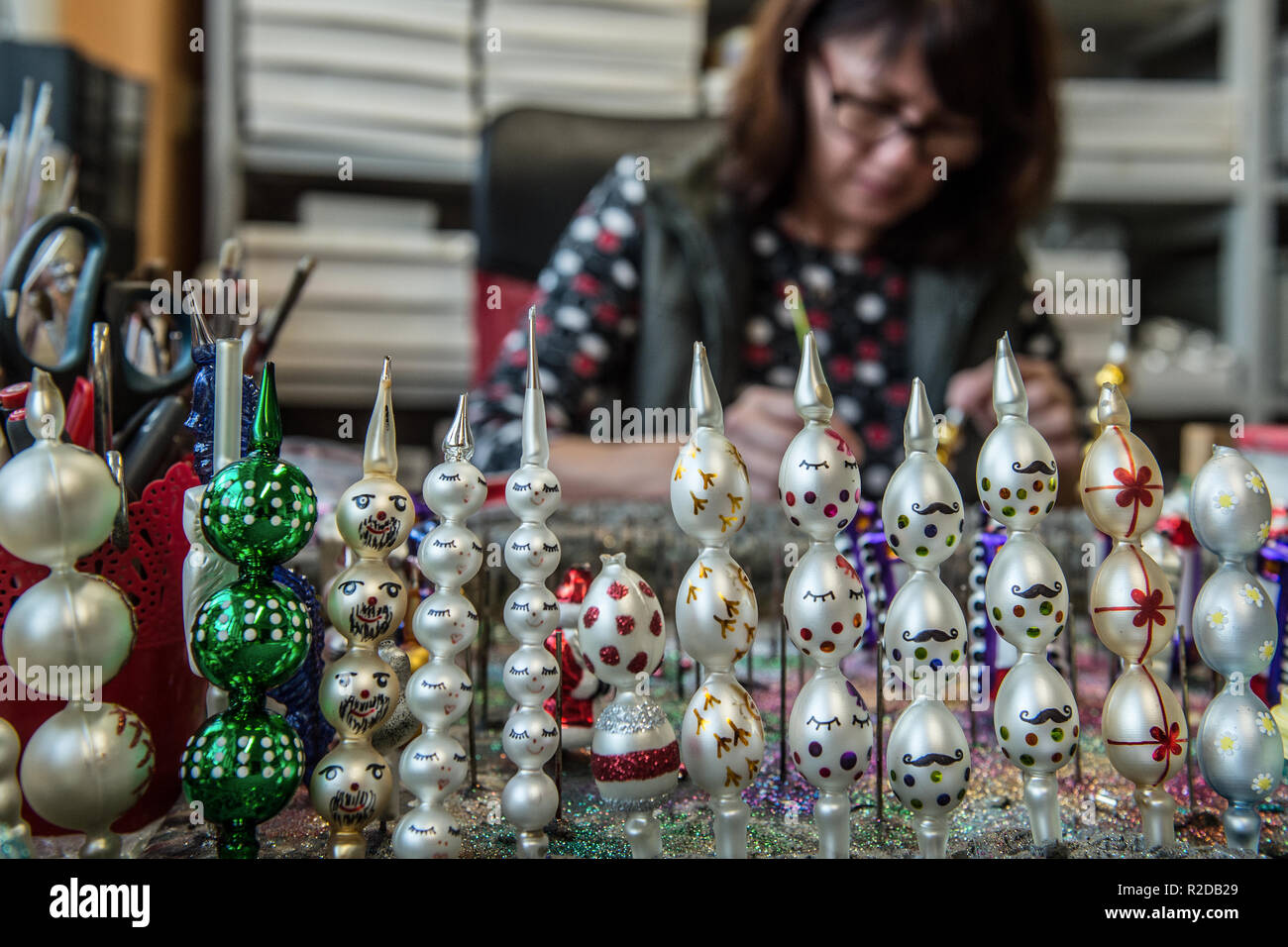 La produzione di vetro soffiato in perline e decorazioni di Natale, basato in Ponikla (a Novembre 14, 2018 foto), si applicano per la voce nella lista UNESCO del mondo patrimonio culturale immateriale. Esperti provenienti dal museo regionale di Turnov hanno già preparato la candidatura per essere presentato, ha detto. La produzione a mano di decorazioni di vetro soffiato perle avviato in Ponikla e i suoi dintorni più di un secolo fa. L'imbarcazione è stato affiancato da quasi tutte le famiglie locali, con tutte le generazioni dei membri che vi partecipano. Attualmente, però, il bruciato perle vengono prodotti solo dal vetro Rautis Foto Stock