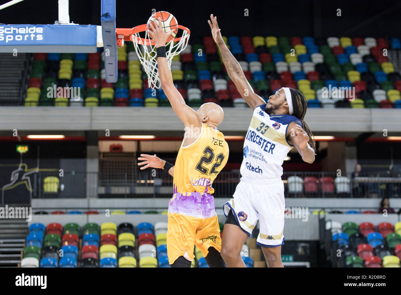 Londra, UK, 18h Nov 2018. London Lions sconfitta Worcester Lupi 99- 89 nei quarti di finale della Coppa BBL a scatola di rame Arena, Olympic Park, London, Regno Unito. I Lions" n. 22 Brandon Peel salta al punteggio 2 punto. Lupi" n. 33 Deshawn Freeman tentativi di bloccare bu il cesto è realizzato. Carol credito moiré/AlamyLiveNews Foto Stock