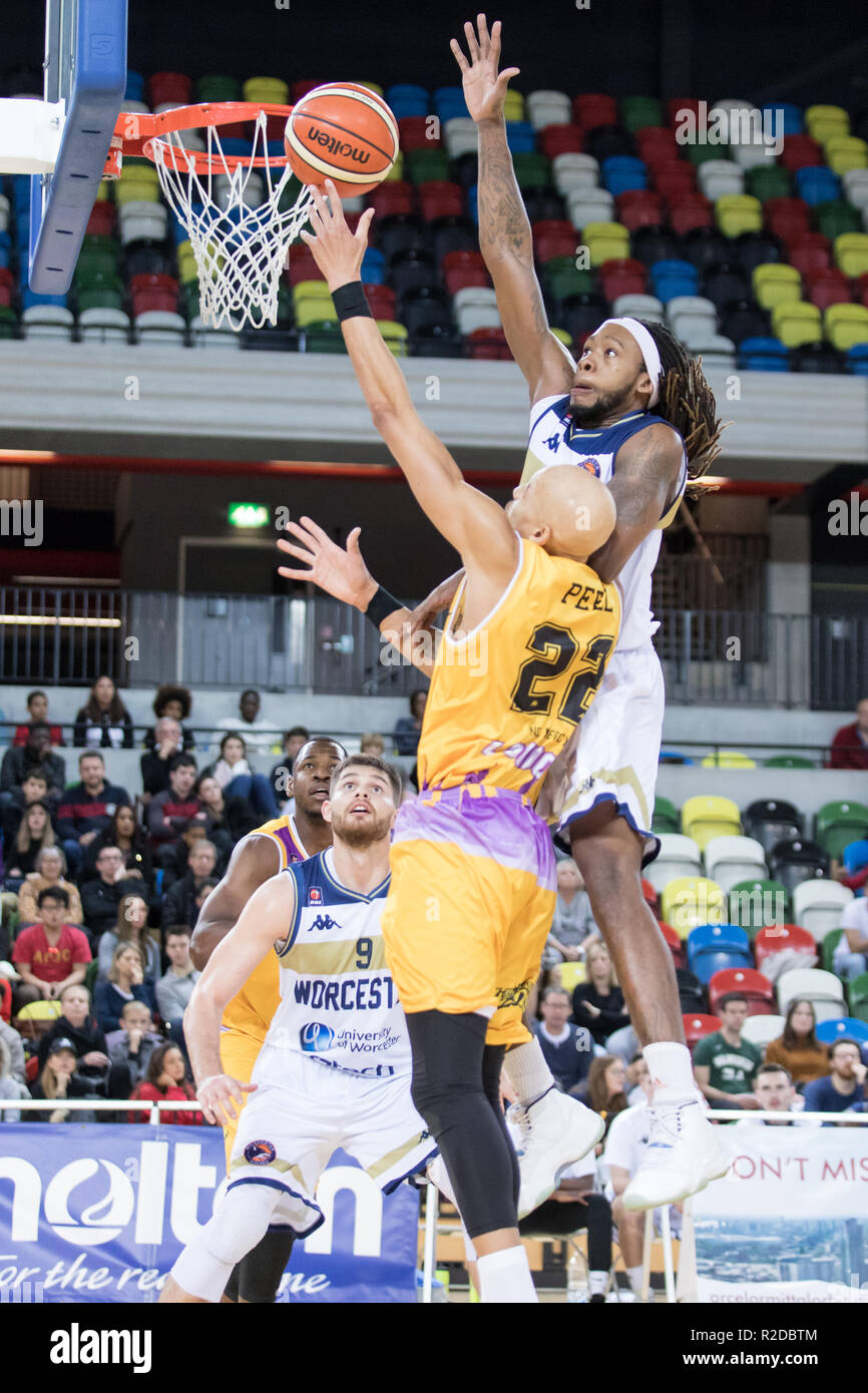 Londra, UK, 18h Nov 2018. London Lions sconfitta Worcester Lupi 99- 89 nei quarti di finale della Coppa BBL a scatola di rame Arena, Olympic Park, London, Regno Unito. I Lions" n. 22 Brandon Peel salta al cestello, lupi' Deshawn Freeman difende. Carol credito moiré/AlamyLiveNews Foto Stock