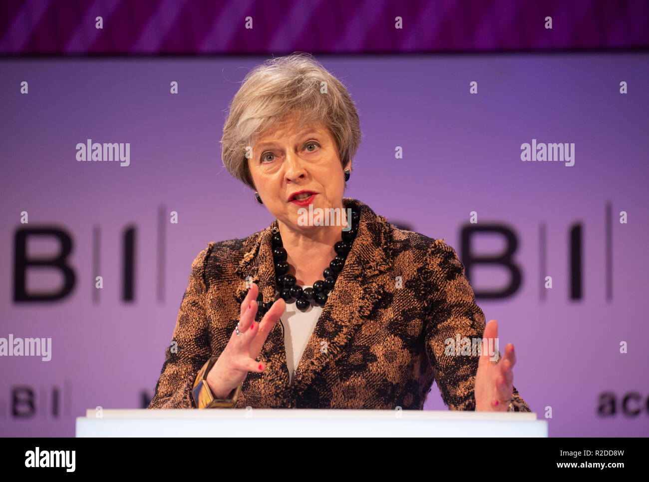 Londra, Regno Unito. Il 19 Novembre, 2018. Il primo ministro, Theresa Maggio, dà il keynote address al Confereration dell'industria britannica (CBI) conferenza presso l'Hotel Intercontinental di North Greenwich. Credito: Tommy Londra/Alamy Live News Foto Stock