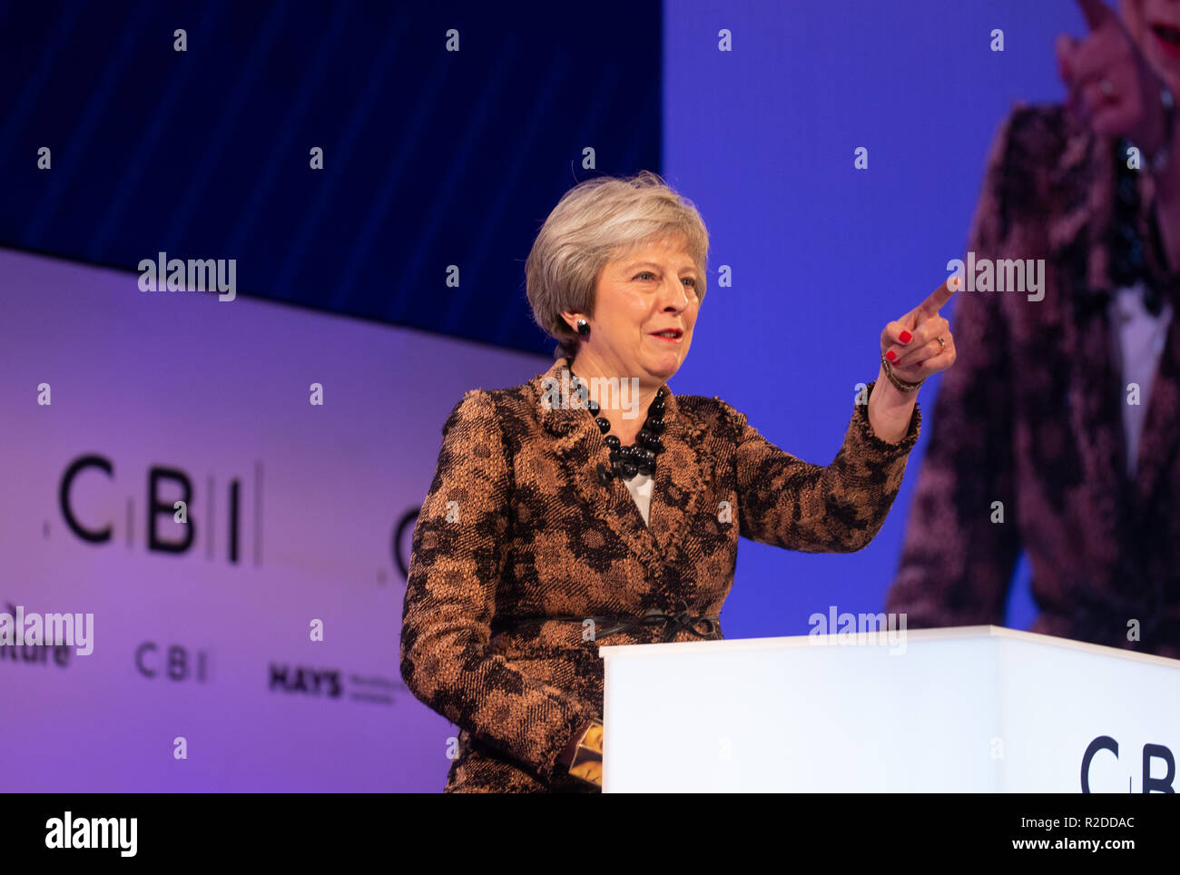 Londra, Regno Unito. Il 19 Novembre, 2018. Il primo ministro, Theresa Maggio, dà il keynote address al Confereration dell'industria britannica (CBI) conferenza presso l'Hotel Intercontinental di North Greenwich. Credito: Tommy Londra/Alamy Live News Foto Stock