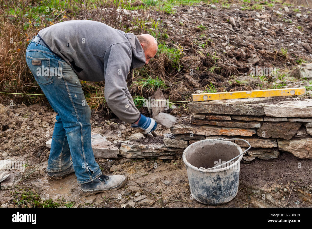 Pecore testa modo, West Cork, Irlanda. Xix Nov, 2018. Giovanni O'Sullivan, una Stone Mason, costruisce un muro di pietra come parte di un piano di sviluppo che comprende un tavolo di pietra ai piedi del monte Corrin sulla testa di pecore. Lo sviluppo si affaccia Dunmanus Bay, che è parte della testa di pecore. Credito: Andy Gibson/Alamy Live News. Foto Stock