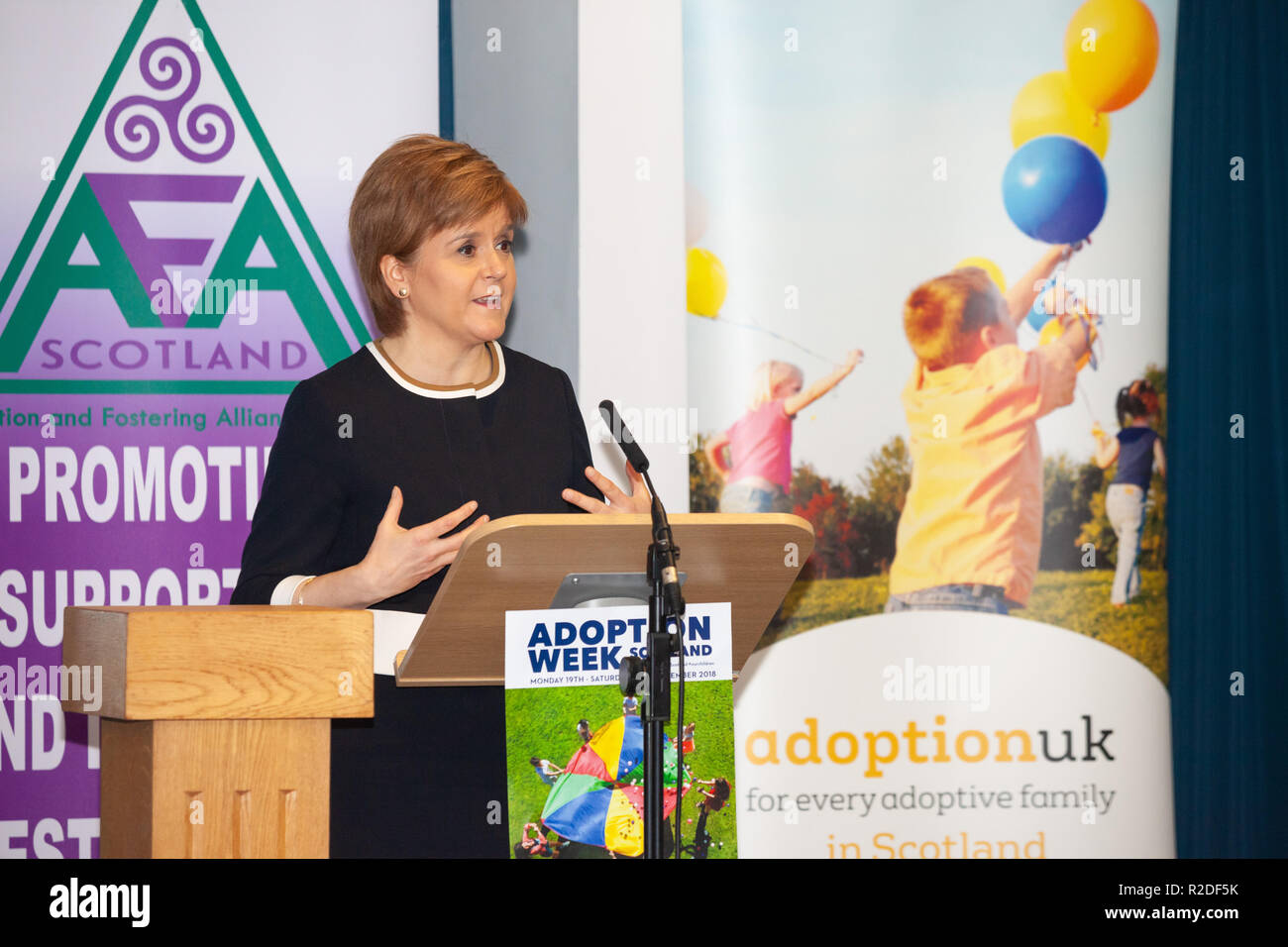 Edinburgh, West Lothian, Scozia. Il 19 novembre 2018. Primo ministro di Scozia Nicola Storione del Partito nazionale scozzese (SNP) intervenendo alla conferenza di apertura di adozione settimana Scozia 2018 organizzata dall adozione Regno Unito Scozia. © Richard Newton / Alamy Live News Foto Stock