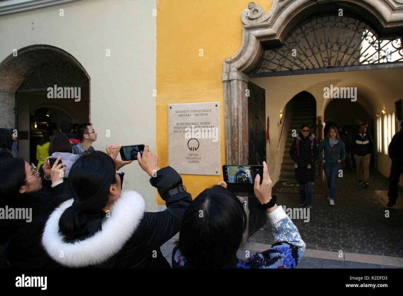 Archiviato - 11 novembre 2018, l'Austria, Salisburgo: turisti fotografare il luogo di nascita del compositore Wolfgang Amadeus Mozart nella città vecchia di Salisburgo. W. A. Mozart è nato nel 1756 nella "Hagenauer Haus' in Getreidegasse 9. Oggi, il luogo di nascita di Mozart è uno dei musei più visitati in Austria ed è evidenziare un assoluto, specialmente per i fan di Mozart. Foto: Lothar Ferstl/dpa Foto Stock