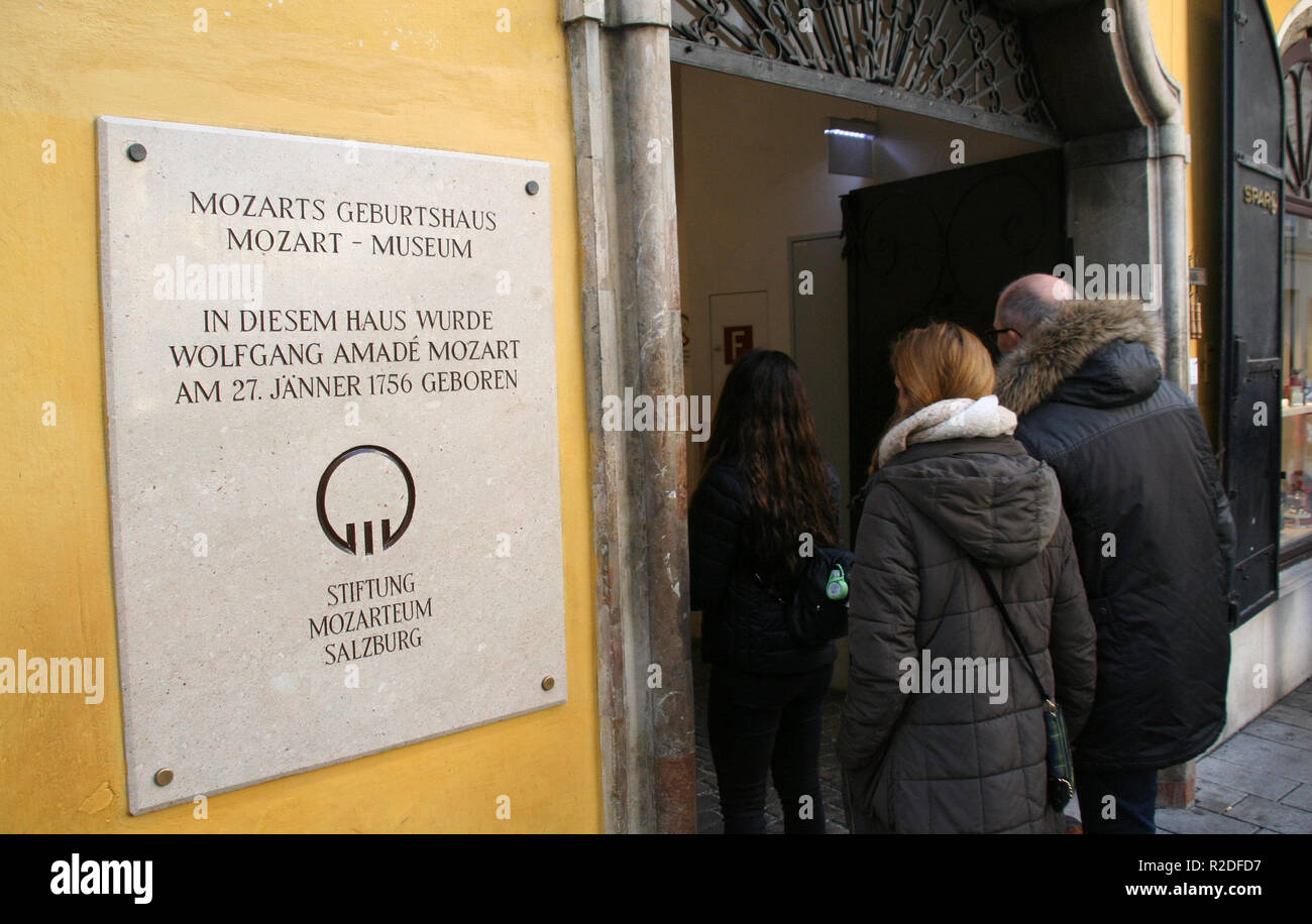 Archiviato - 11 novembre 2018, l'Austria, Salisburgo: turisti immettere il luogo di nascita del compositore Wolfgang Amadeus Mozart nella città vecchia di Salisburgo. W. A. Mozart è nato nel 1756 nella "Hagenauer Haus' in Getreidegasse 9. Oggi, il luogo di nascita di Mozart è uno dei musei più visitati in Austria ed è evidenziare un assoluto, specialmente per i fan di Mozart. Foto: Lothar Ferstl/dpa Foto Stock
