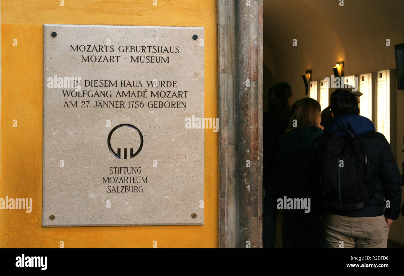 Archiviato - 11 novembre 2018, l'Austria, Salisburgo: turisti visitano il luogo di nascita del compositore Wolfgang Amadeus Mozart nella città vecchia di Salisburgo. W. A. Mozart è nato nel 1756 nella "Hagenauer Haus' in Getreidegasse 9. Oggi, il luogo di nascita di Mozart è uno dei musei più visitati in Austria ed è evidenziare un assoluto, specialmente per i fan di Mozart. Foto: Lothar Ferstl/dpa Foto Stock