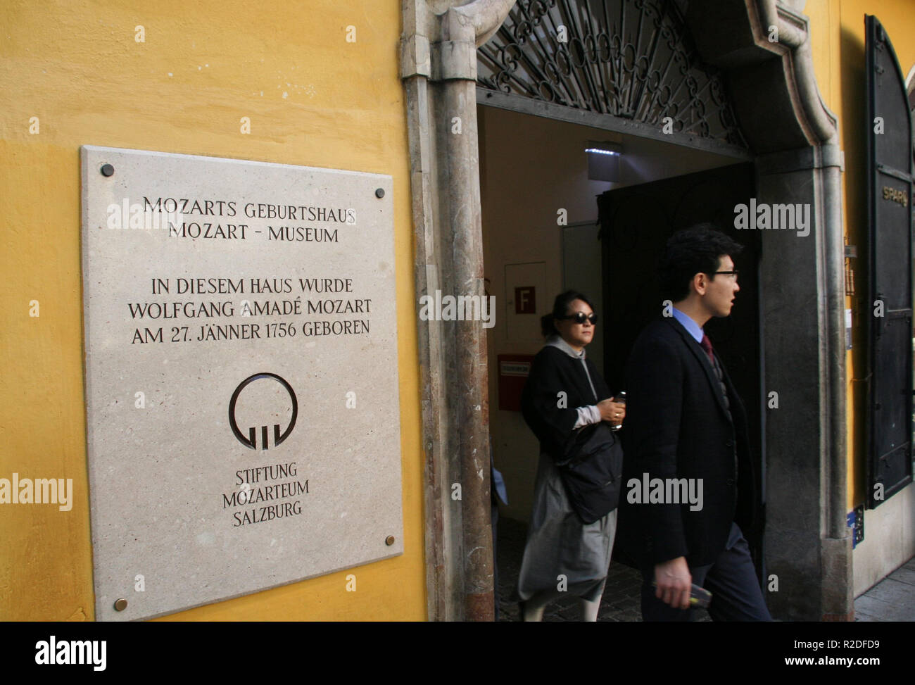 Archiviato - 11 novembre 2018, l'Austria, Salisburgo: turisti lasciano il luogo di nascita del compositore Wolfgang Amadeus Mozart nella città vecchia di Salisburgo. W. A. Mozart è nato nel 1756 nella "Hagenauer Haus' in Getreidegasse 9. Oggi, il luogo di nascita di Mozart è uno dei musei più visitati in Austria ed è evidenziare un assoluto, specialmente per i fan di Mozart. Foto: Lothar Ferstl/dpa Foto Stock