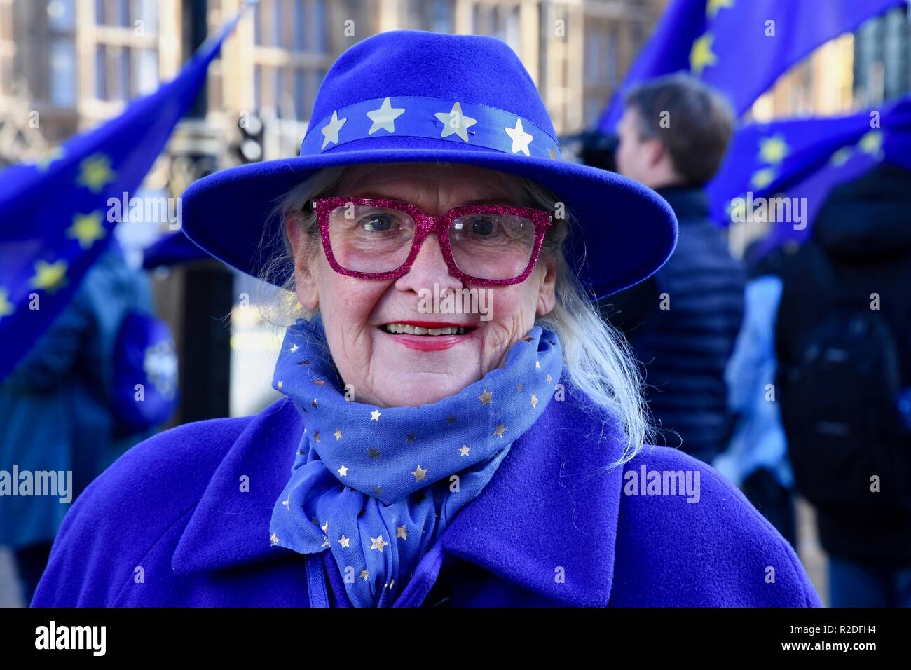 Senior Pro UE Protester,Anti Brexit protesta da parte di Steve Bray e membri della gabbia di Defiance Movimento europeo (SODEM) in una settimana in cui è cruciale per Teresa maggio e il governo conservatore,Case del Parlamento,London.UK Foto Stock