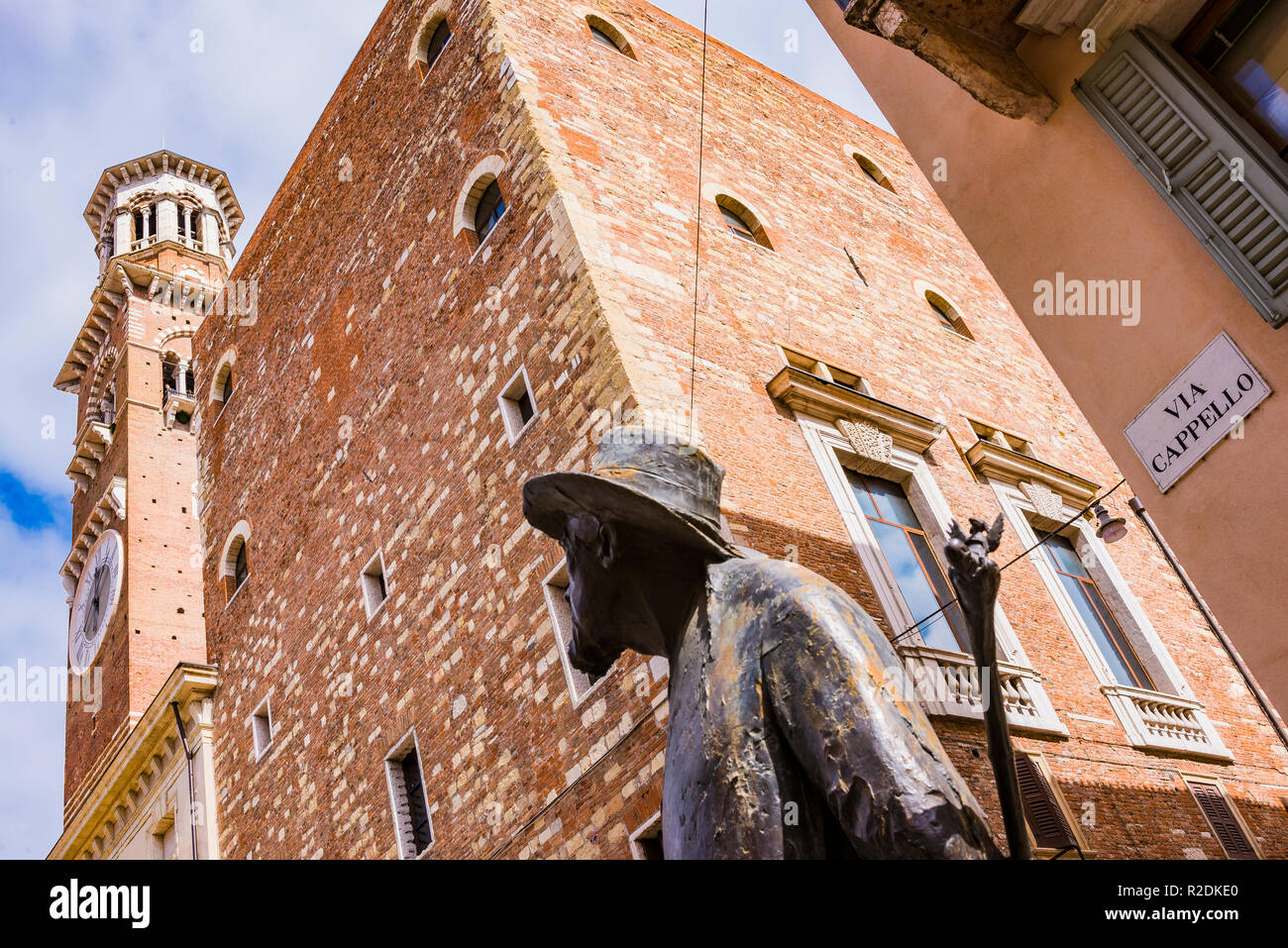 Il poeta, scultura di Berto Barbarani, guarda la Torre dei Lamberti. Piazza delle Erbe. Verona, Veneto, Italia, Europa Foto Stock