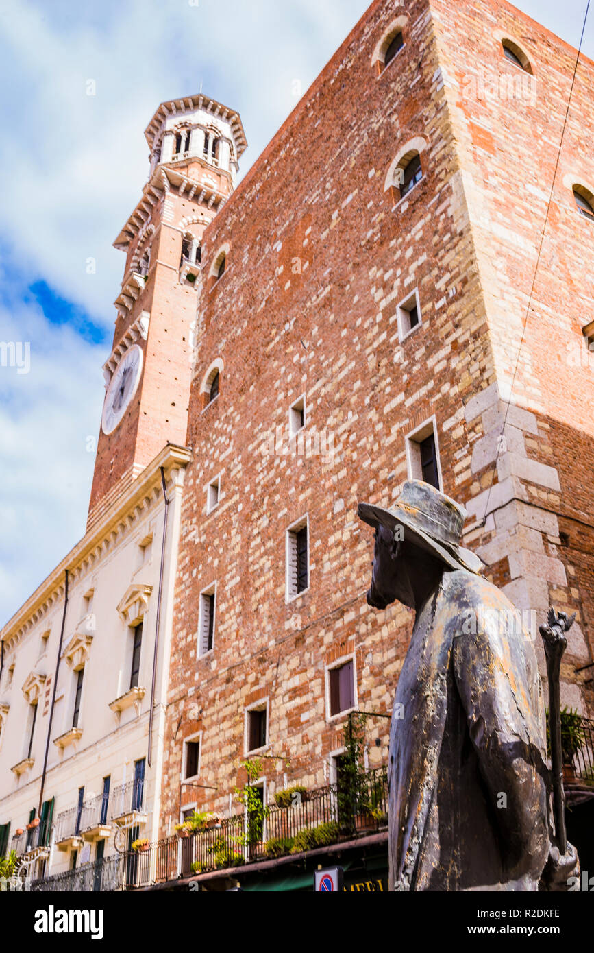Il poeta, scultura di Berto Barbarani, guarda la Torre dei Lamberti. Piazza delle Erbe. Verona, Veneto, Italia, Europa Foto Stock