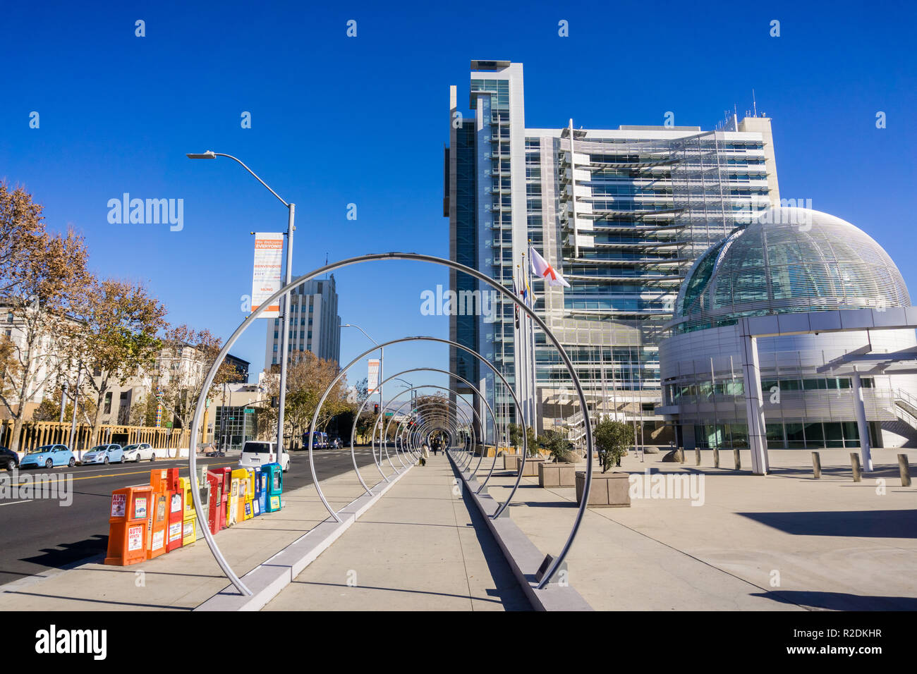 Dicembre 6, 2017 San Jose / CA / STATI UNITI D'AMERICA - Centro di paesaggio urbano; banner pubblicato con il messaggio "Accogliamo tutti' in varie lingue sul sid Foto Stock