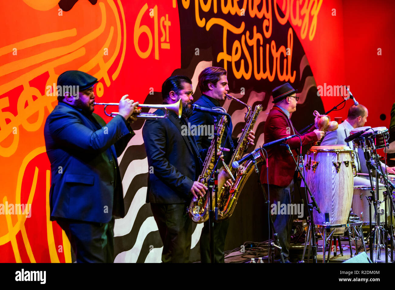 JON BATISTA CON LA DAP-KINGS esibirsi sul palco principale in corrispondenza della 61a Monterey Jazz Festival - Monterey, California Foto Stock