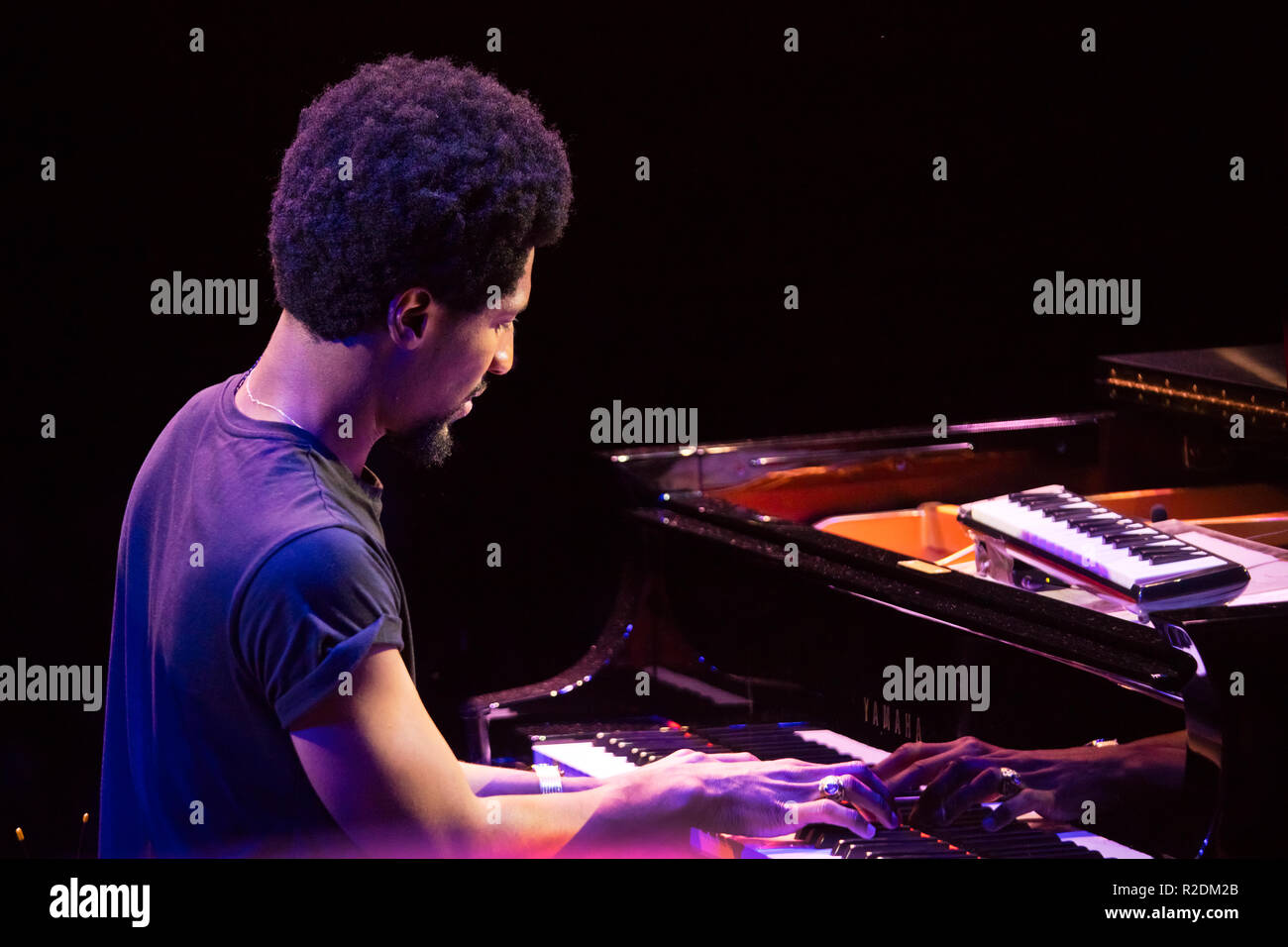 JON BATISTA CON LA DAP-KINGS esibirsi sul palco principale in corrispondenza della 61a Monterey Jazz Festival - Monterey, California Foto Stock