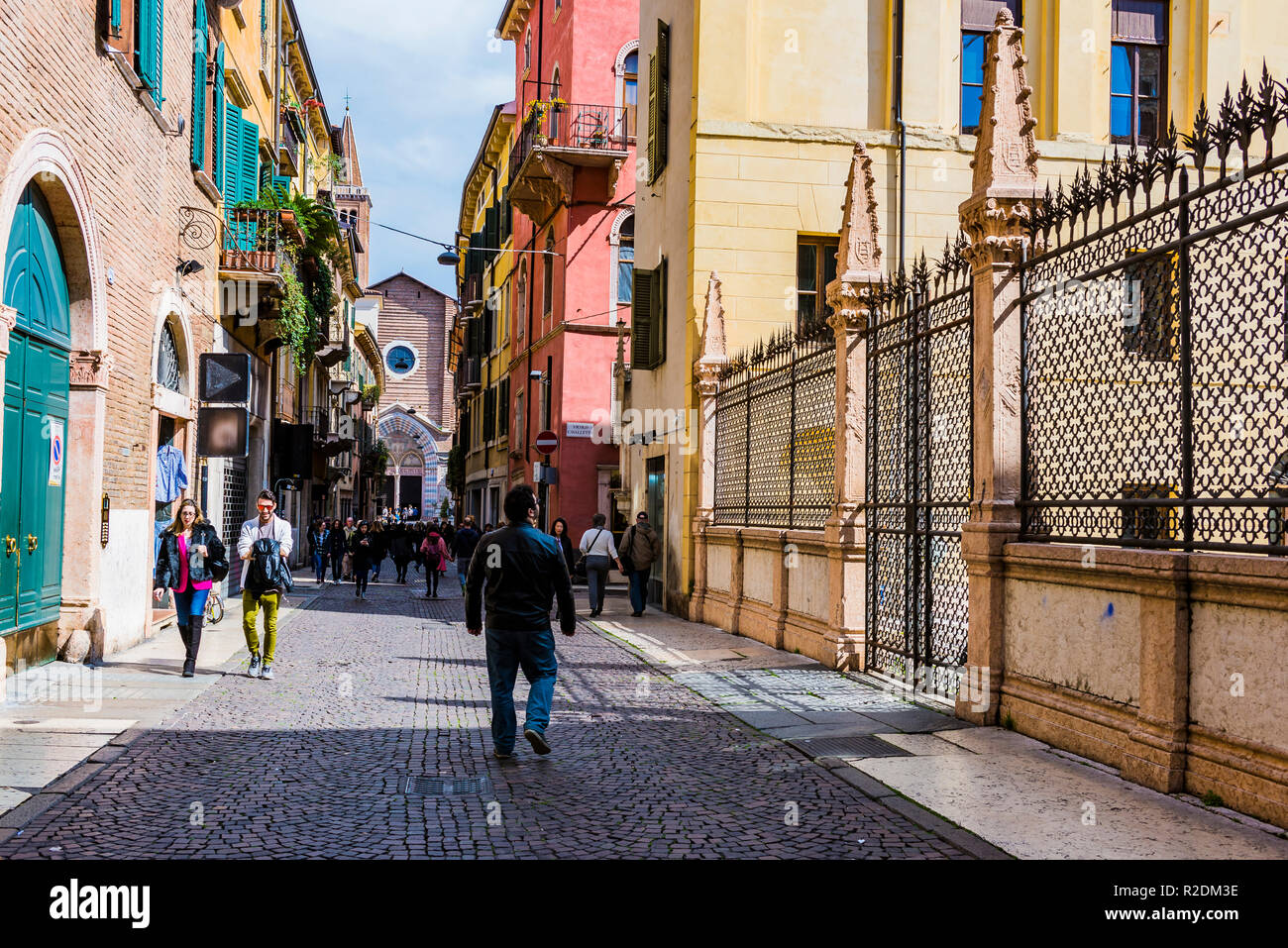 Corso Sant'Anastasia, sullo sfondo la chiesa di Sant'Anastasia. Verona, Veneto, Italia, Europa Foto Stock