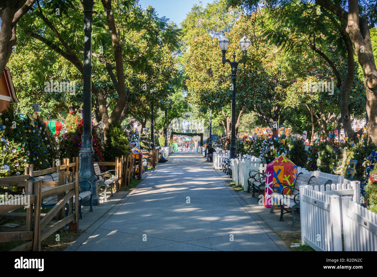 Dicembre 6, 2017 San Jose / CA / STATI UNITI D'AMERICA - vicolo in 'Natale nel parco' downtown display in Plaza de Cesar Chavez, Silicon Valley, a sud di San Francisco Foto Stock