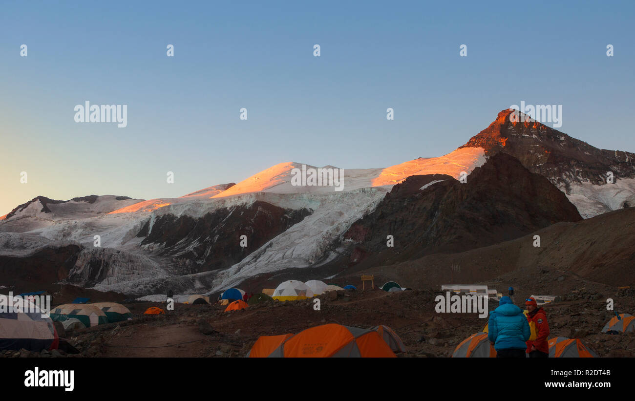 I turisti di alzarsi molto presto la mattina a Plaza de Mulas, Monte Aconcagua Campo Base Foto Stock