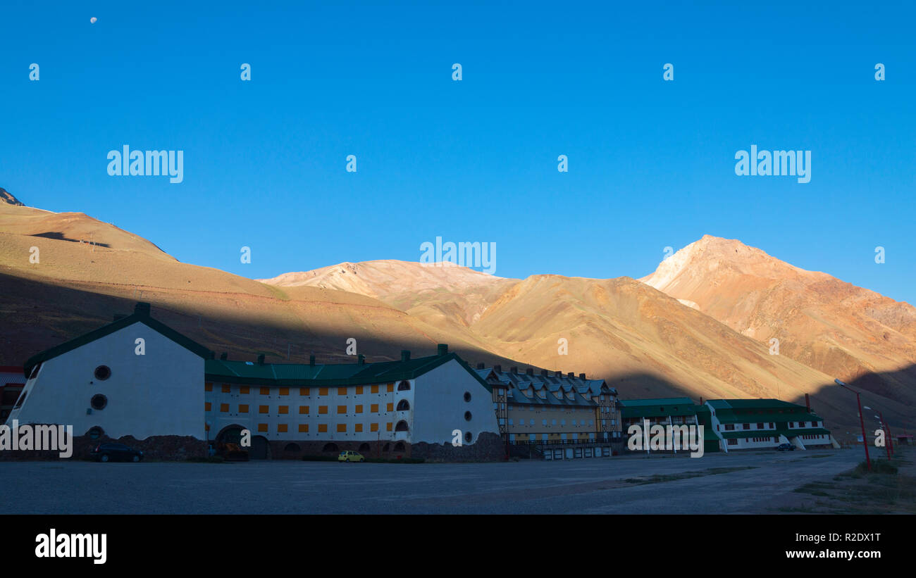 Vista di Penitentes vuote con alberghi e le montagne senza neve nell area sciistica - Argentina Foto Stock