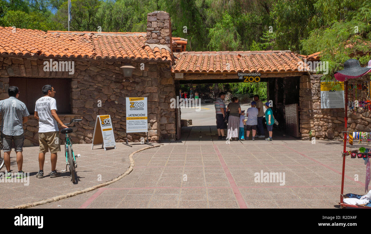 I turisti che entra attraverso l'ingresso principale della città zoo Foto Stock