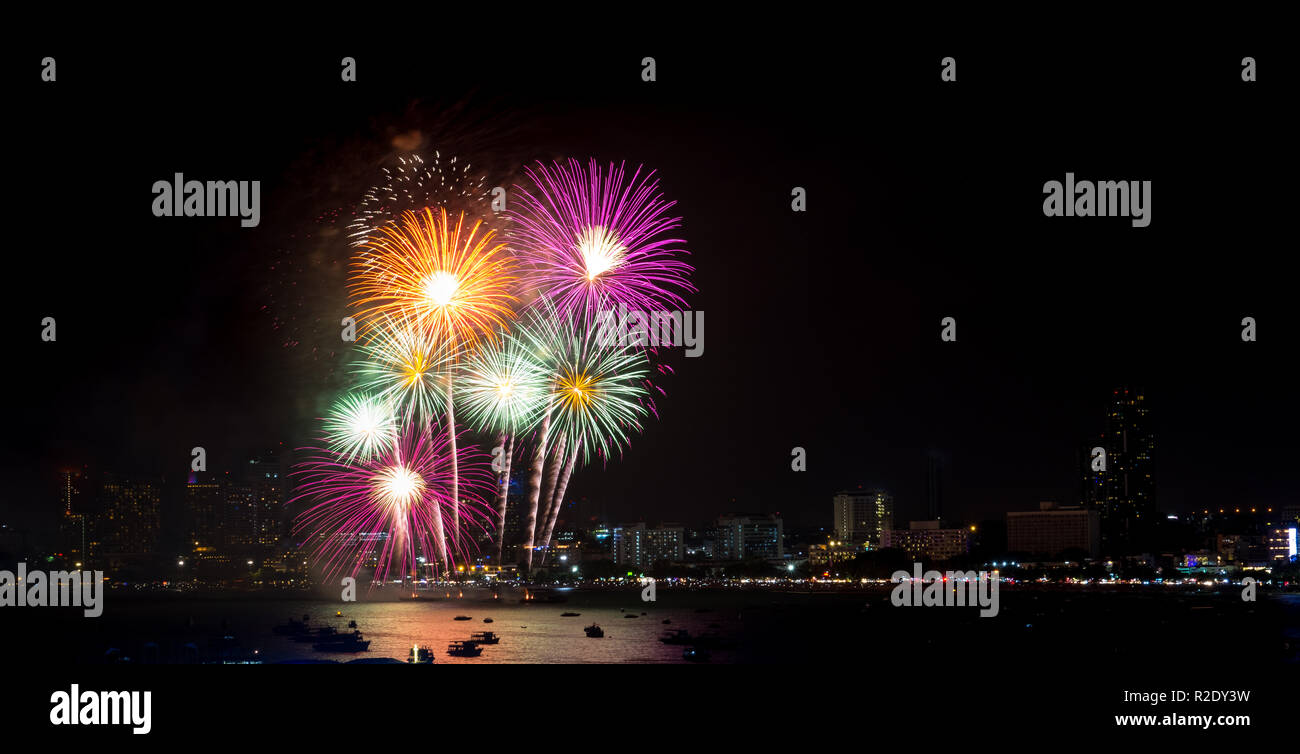 Fuochi d'artificio esplorato oltre il paesaggio urbano di notte nel porto di mare a Pattaya.vacanza festosa celebrazione sfondo Foto Stock
