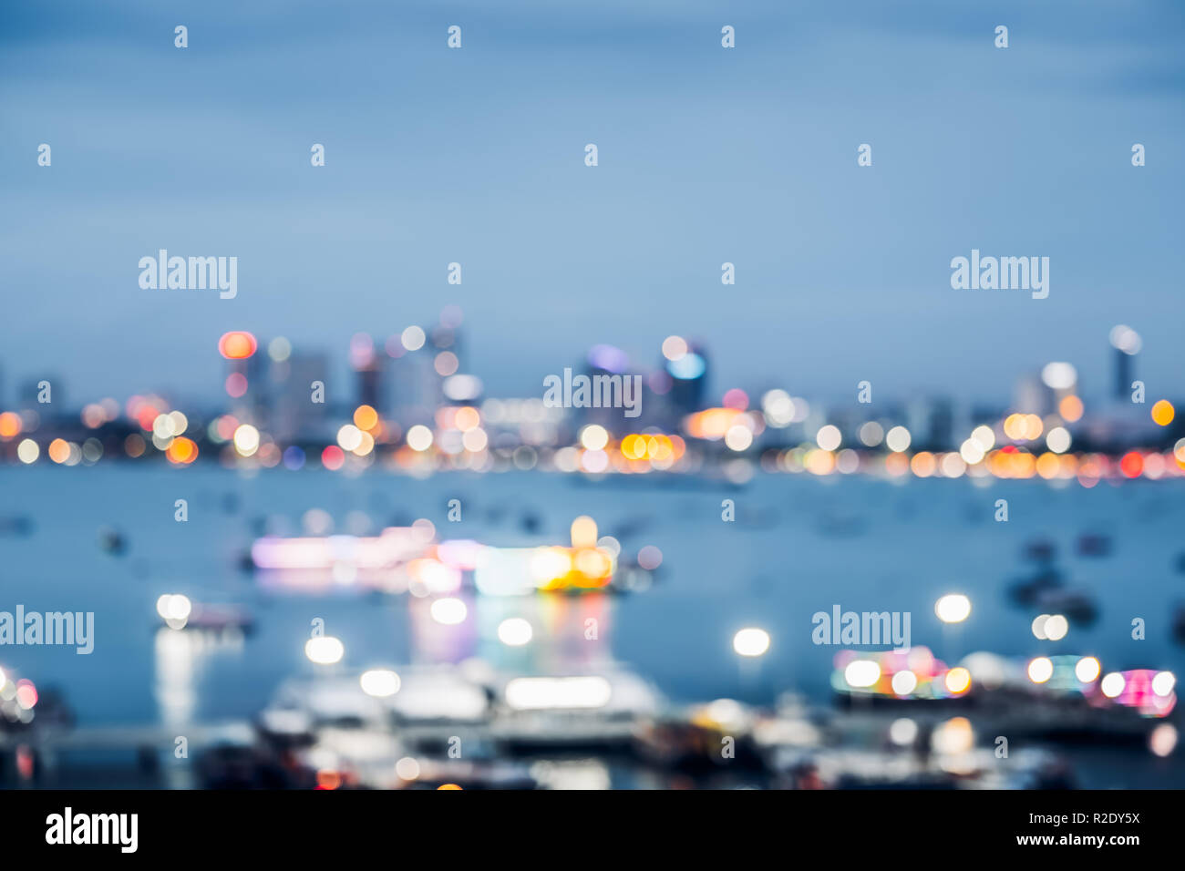 Abstract sfocata sullo sfondo di un edificio per uffici a porto di mare in serata,vita urbana Foto Stock
