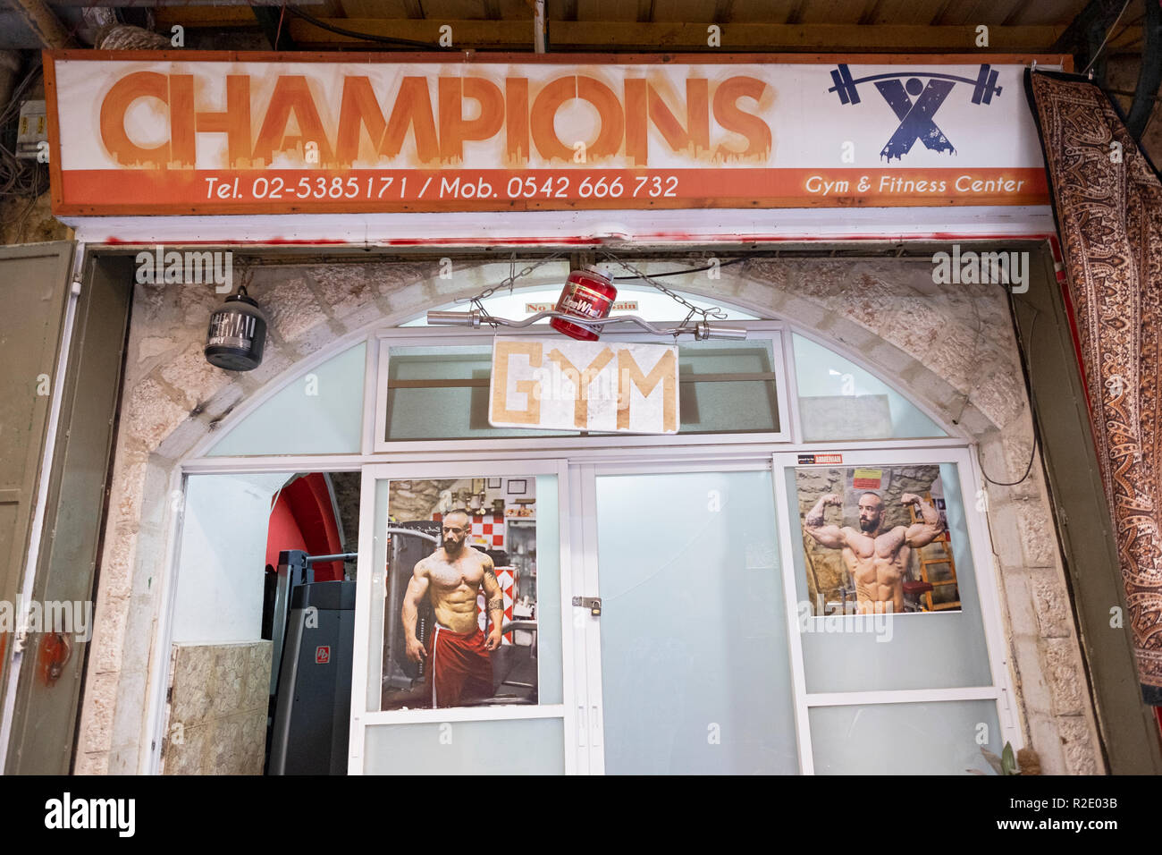 L'ESTERNO DI CHAMPIONS palestra nella Città Vecchia di Gerusalemme con le foto di bodybuilder nella finestra . Foto Stock