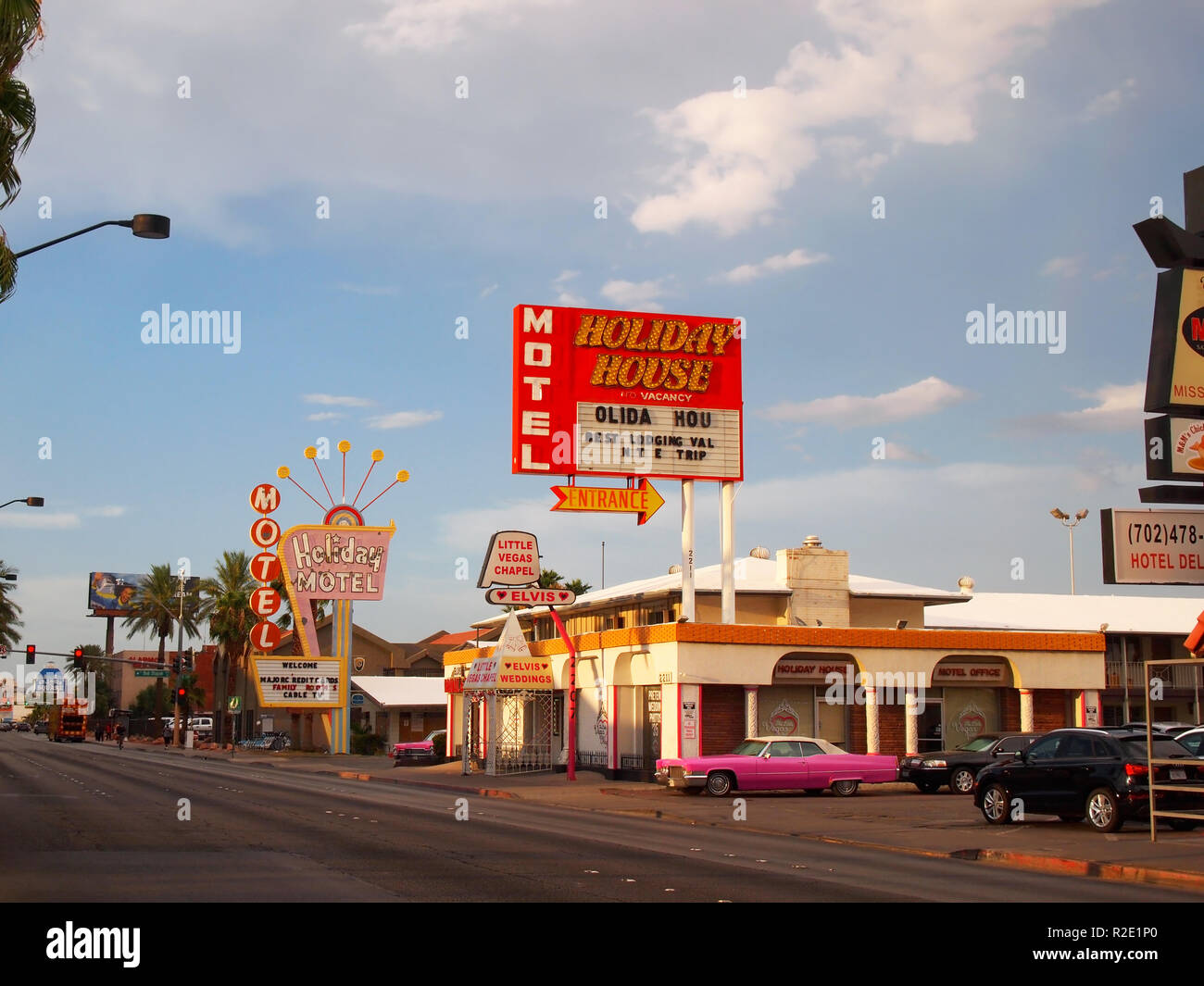 LAS VEGAS, NEVADA - Luglio 20, 2018: l'annata Holiday House Motel e la piccola Cappella di Las Vegas, con i suoi due Cadillac rosa, su Las Vegas Boulevard, o Foto Stock