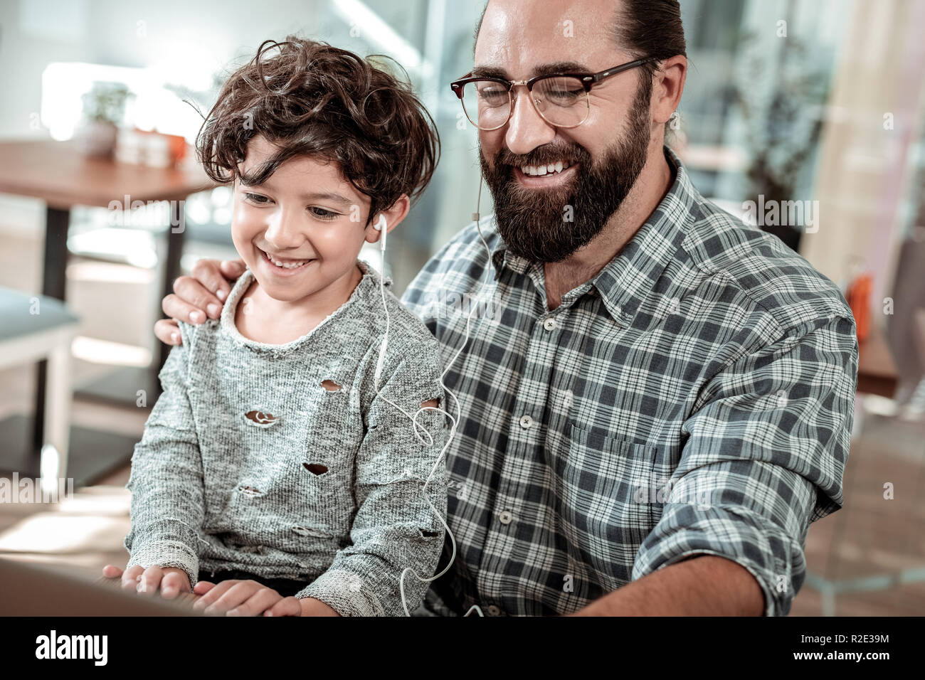 Trasmissione via IR di felice padre e figlio guardando film sul computer portatile Foto Stock