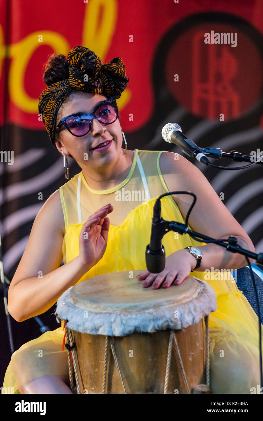 DANIELA SERNA CUEVAS su precussion per LADAMA effettuando in corrispondenza della 61a MONTEREY JAZZ FESTIVAL - Monterey, California Foto Stock