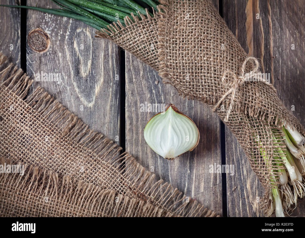 Due tipo di cipolla sul tavolo di legno in cucina Foto Stock