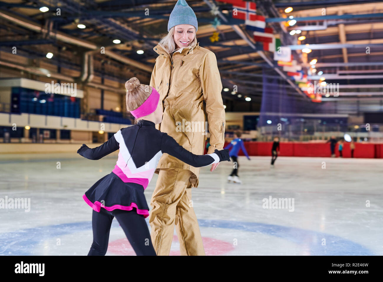Ragazza Ice-Skating con la madre Foto Stock