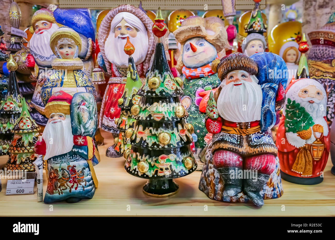 Babbo Natale o di nonno gelo con un sacco di doni sulla neve contro il cielo, 3d Foto stock - Alamy