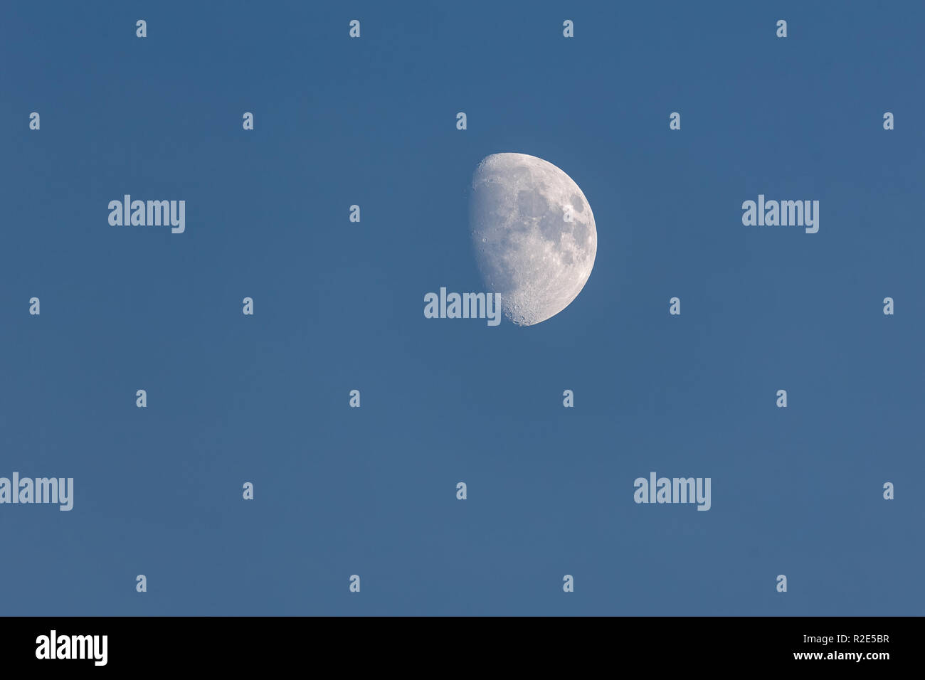 Half moon sky il 17 novembre 2018. a Vancouver BC Canada Foto Stock