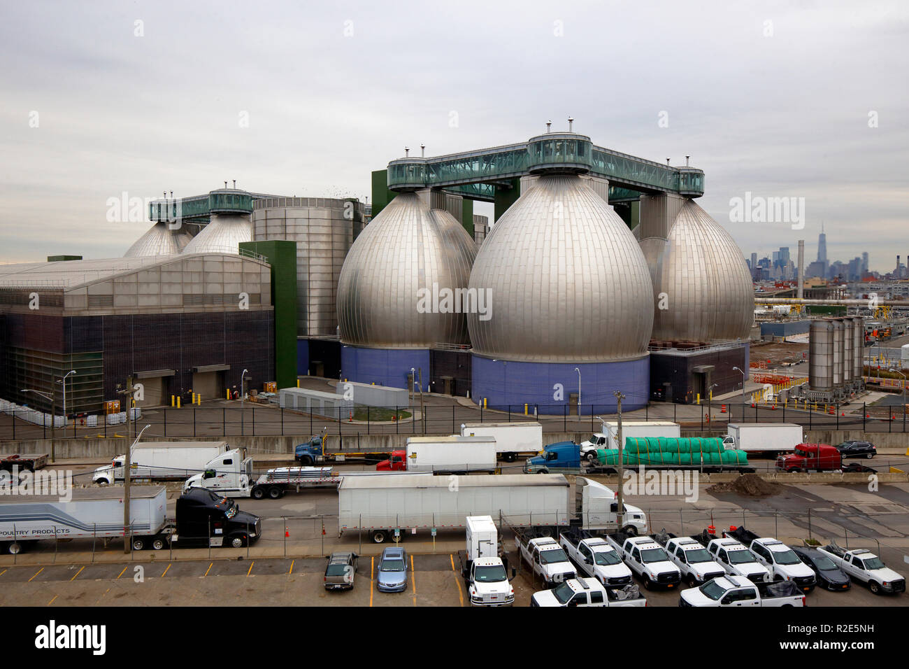 Uova di digestivo dell'impianto di trattamento delle acque reflue di Newtown Creek, Brooklyn, New York City. Foto Stock