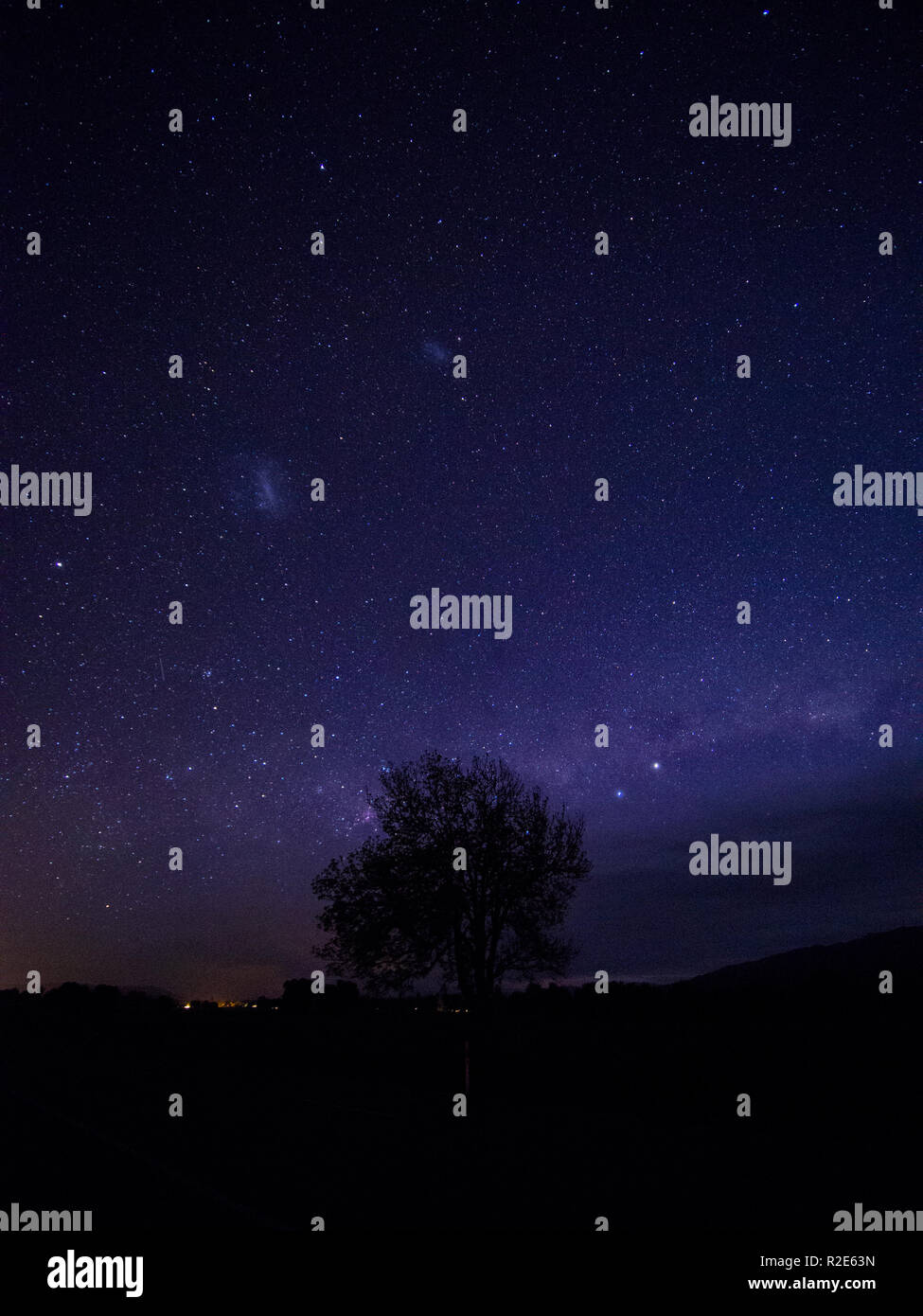 Ammira l'ipnotica bellezza della via Lattea e della Nebulosa della via Lattea Foto Stock