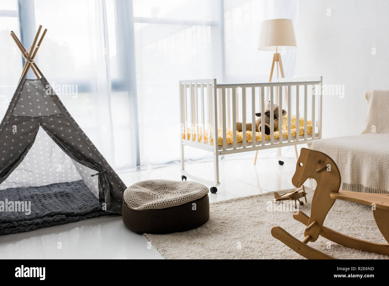 Interni dal design moderno di nursery room con poltrona sacco Foto stock -  Alamy