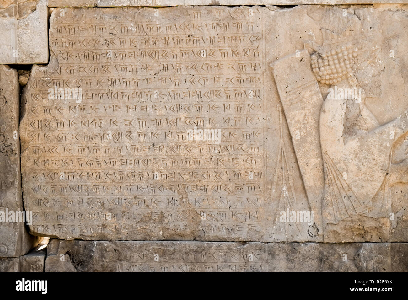 Antica iscrizione cuneiforme a Persepoli, Iran. Foto Stock