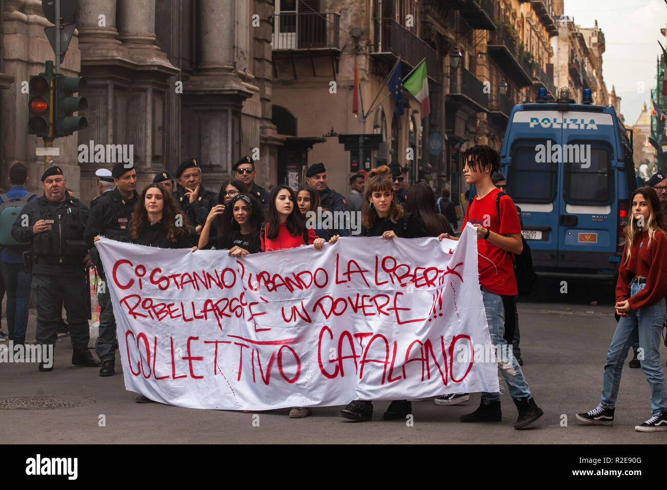 Agli studenti di tornare per le strade di Palermo per gridare al governo che deve cambiare rotta nella International Student's Day. Foto Stock